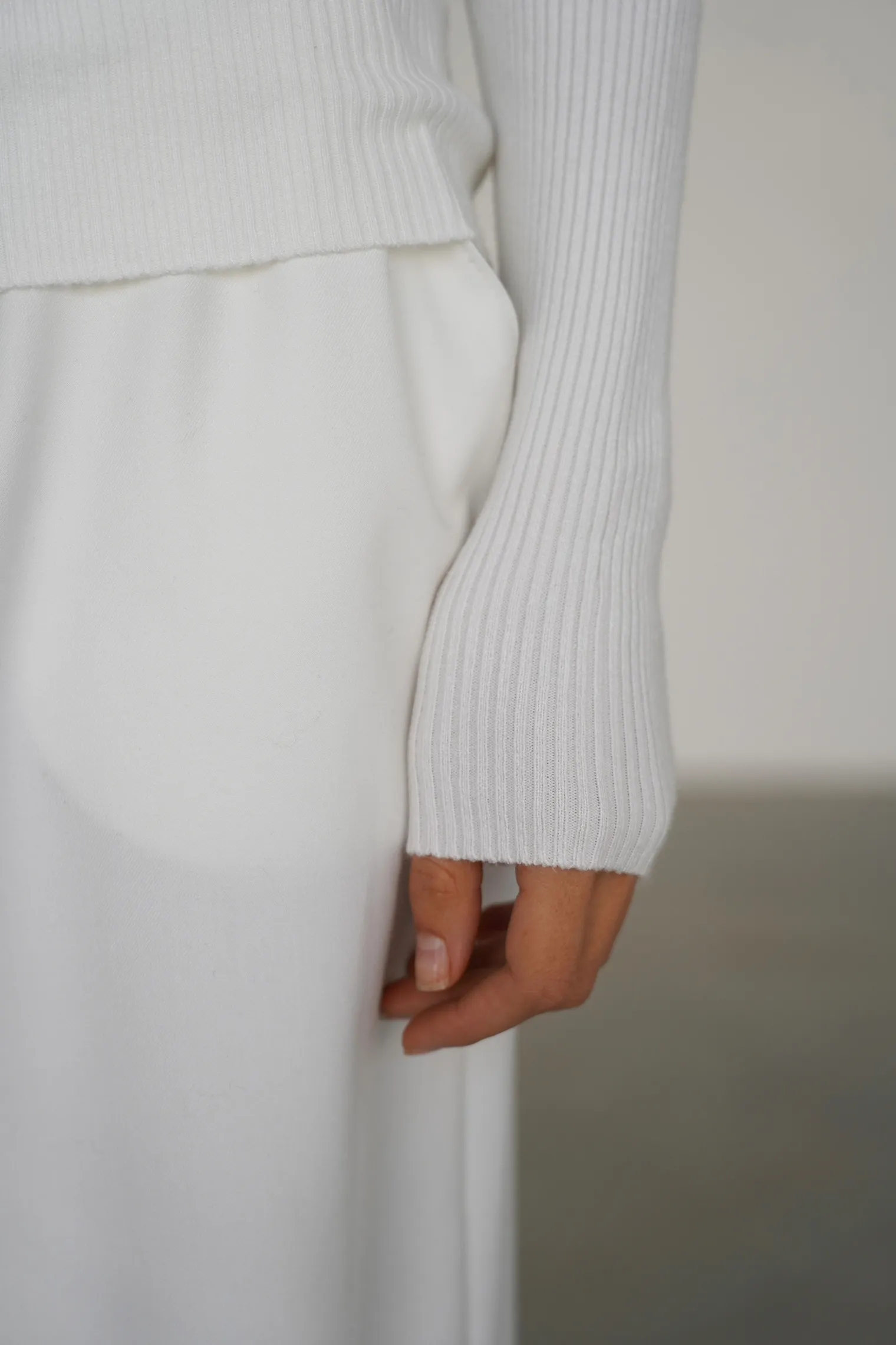 Водолазка мелкой вязки с высоким воротником белого цвета фото 6