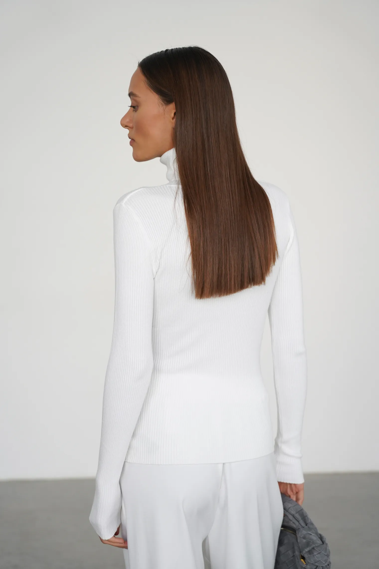 Водолазка мелкой вязки с высоким воротником белого цвета фото 5