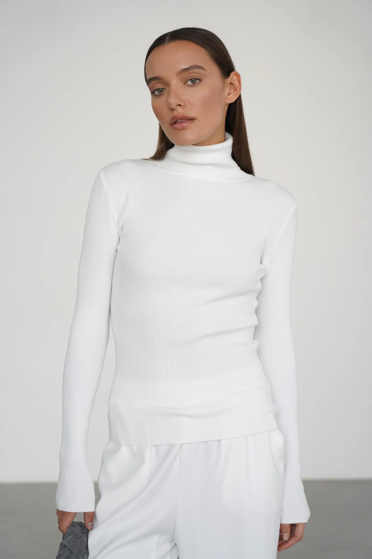 Водолазка мелкой вязки с высоким воротником белого цвета фото 4