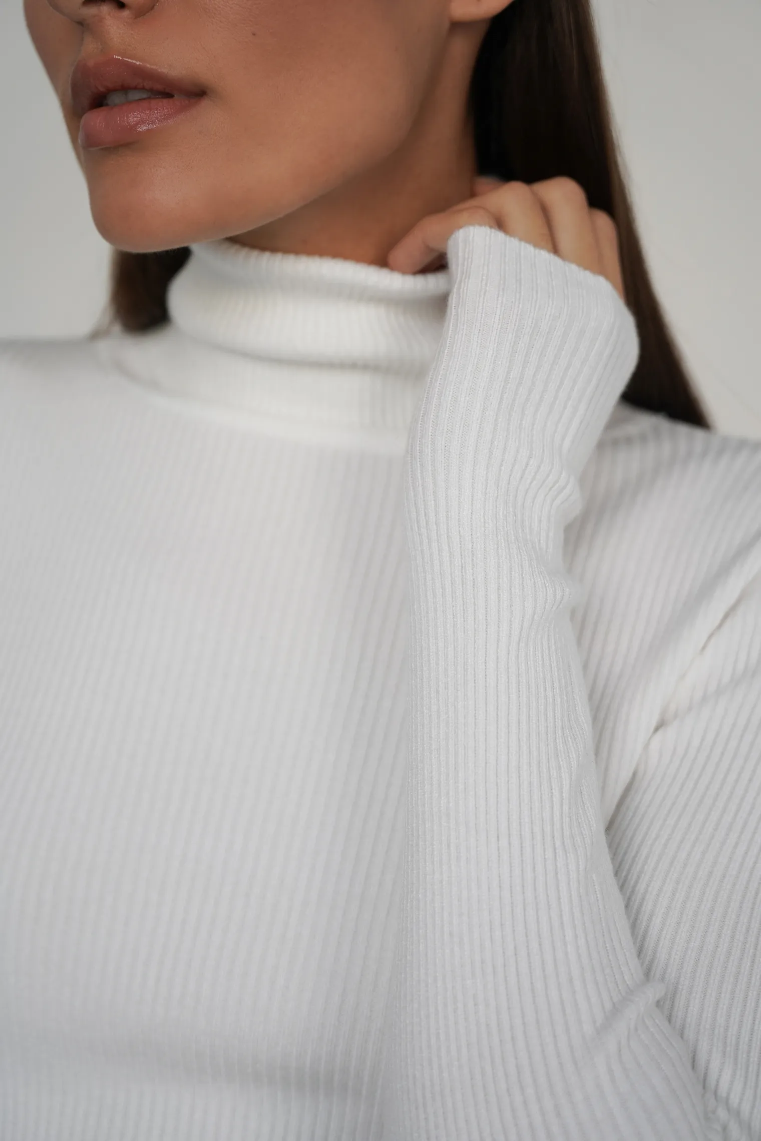 Водолазка мелкой вязки с высоким воротником белого цвета фото 2