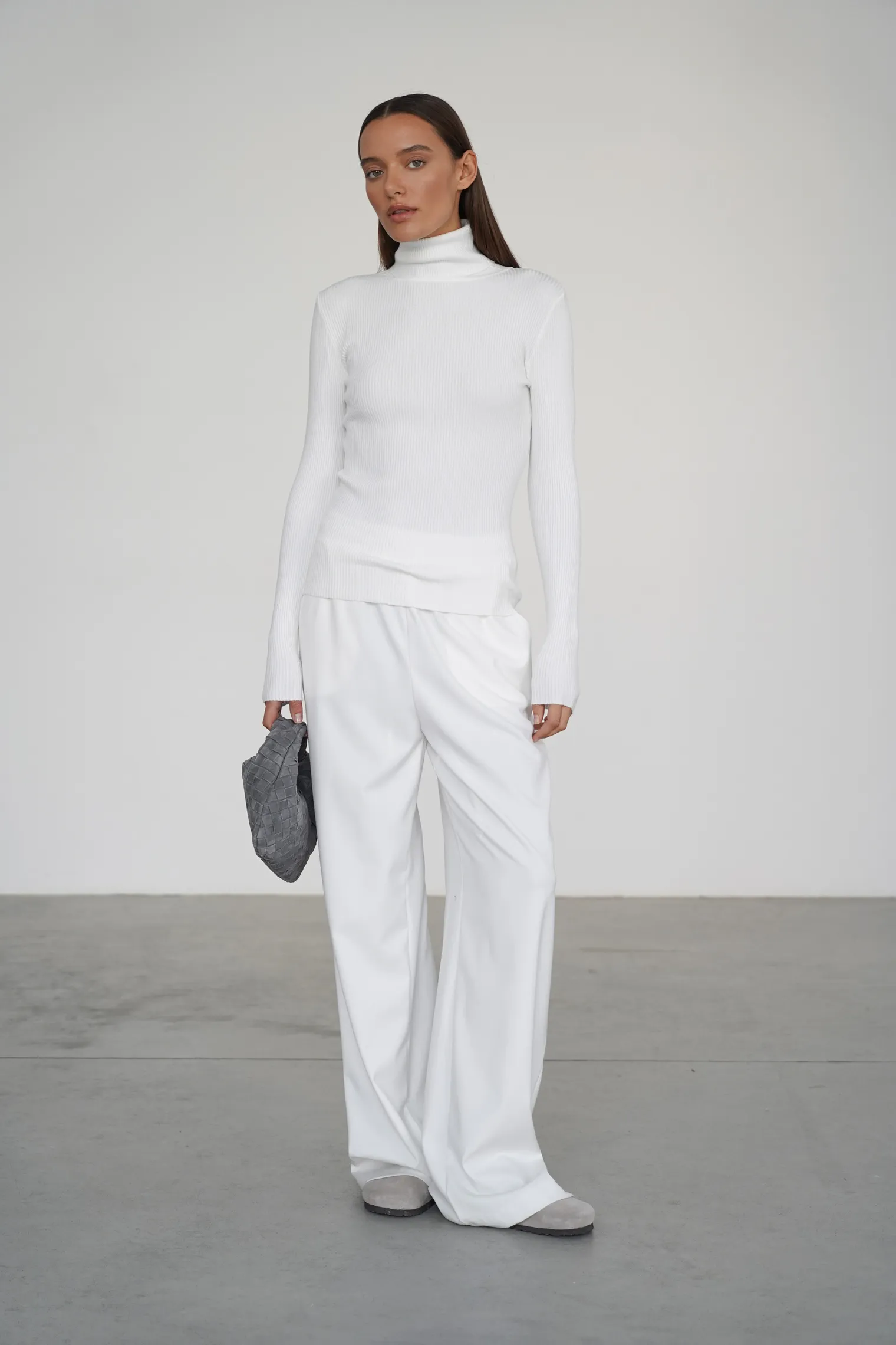 Водолазка мелкой вязки с высоким воротником белого цвета фото 7
