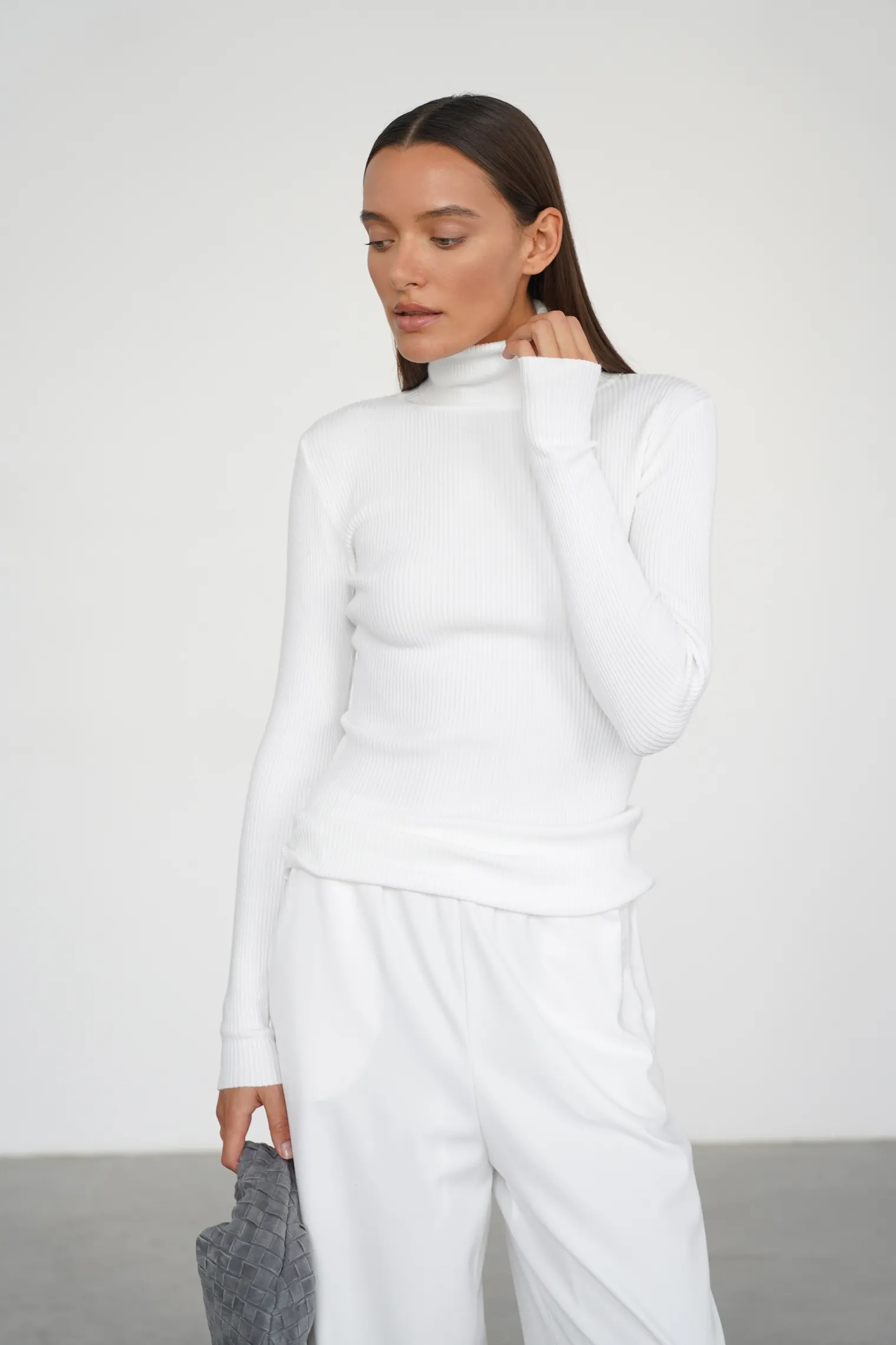 Водолазка мелкой вязки с высоким воротником белого цвета фото 1