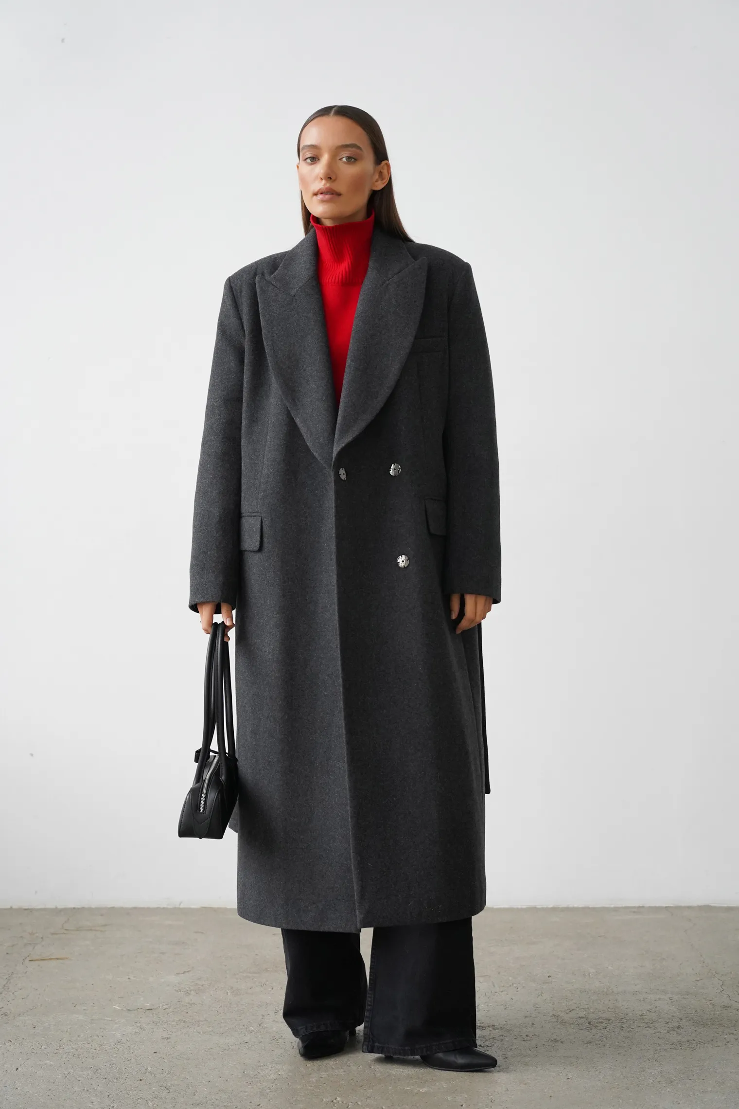 Зимнее двубортное пальто с контрастным воротником графитового цвета фото 3