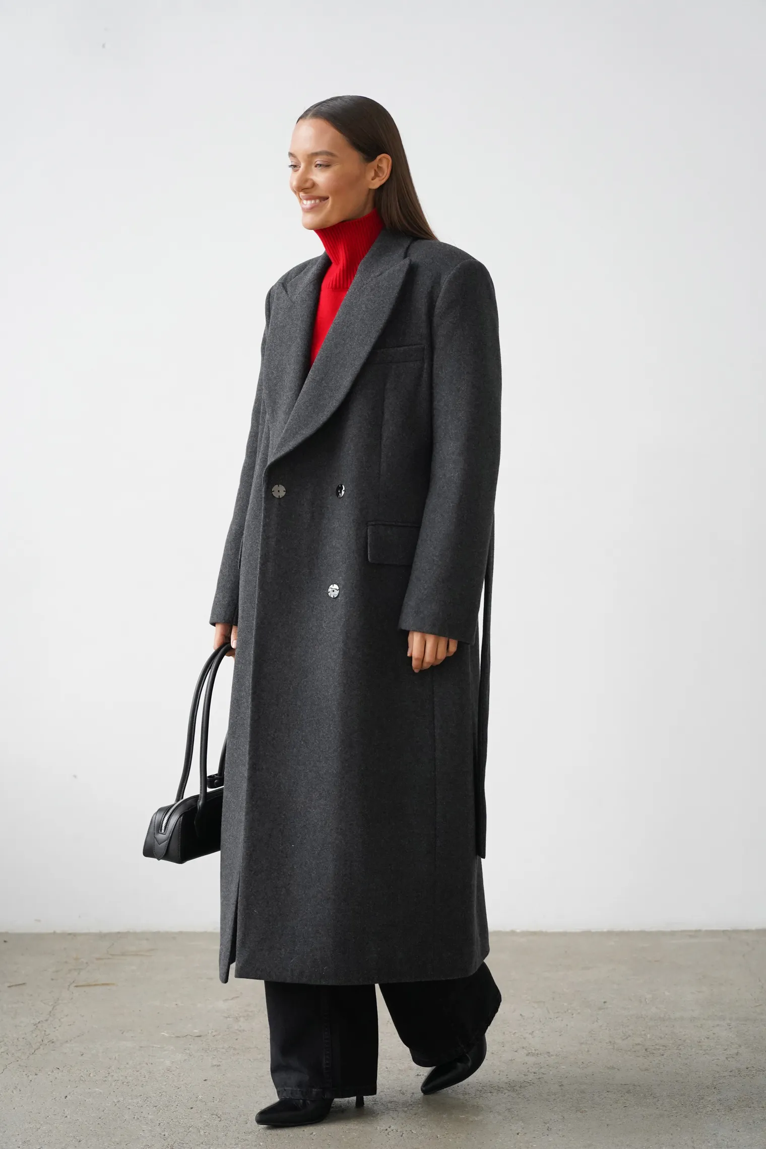 Зимнее двубортное пальто с контрастным воротником графитового цвета фото 5