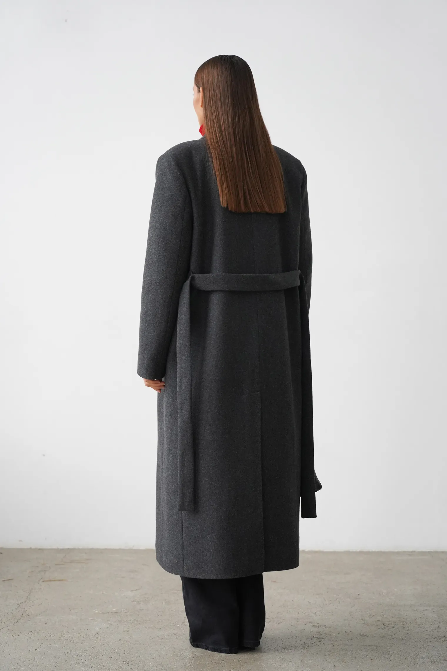 Зимнее двубортное пальто с контрастным воротником графитового цвета фото 4