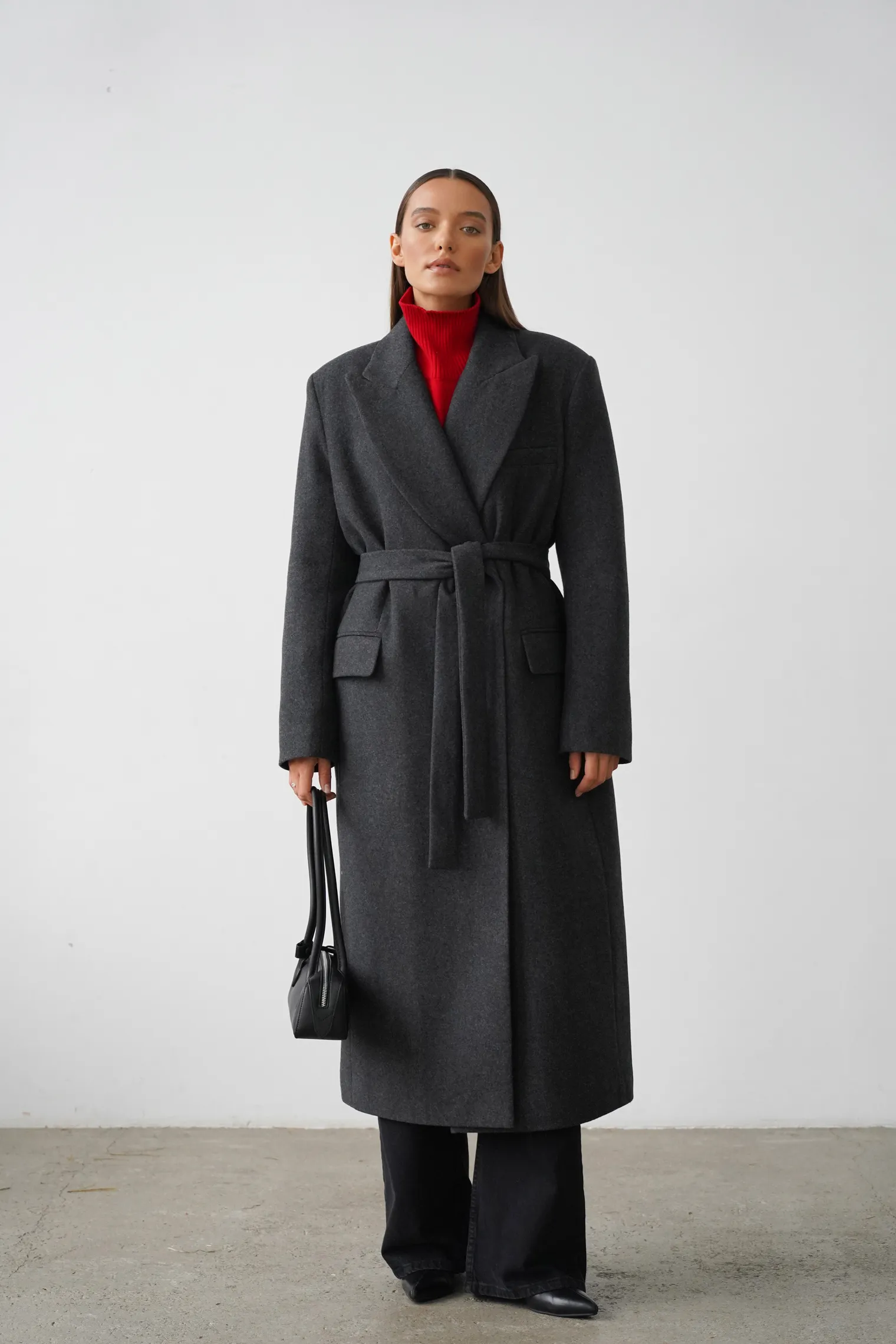 Зимнее двубортное пальто с контрастным воротником графитового цвета фото 1