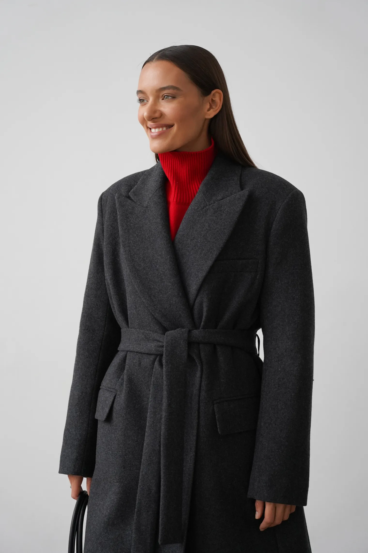 Зимнее двубортное пальто с контрастным воротником графитового цвета фото 7