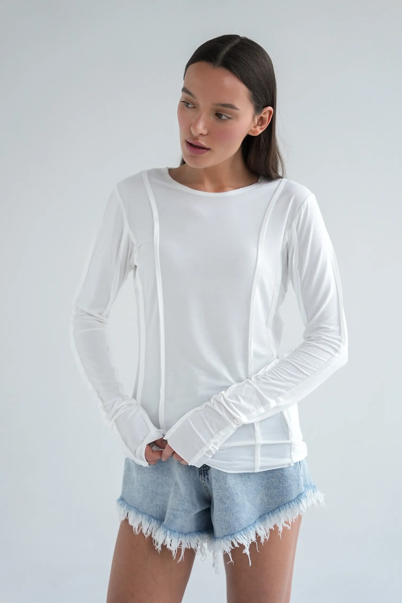 Лонгслив с удлинённым рукавом молочного цвета фото 3