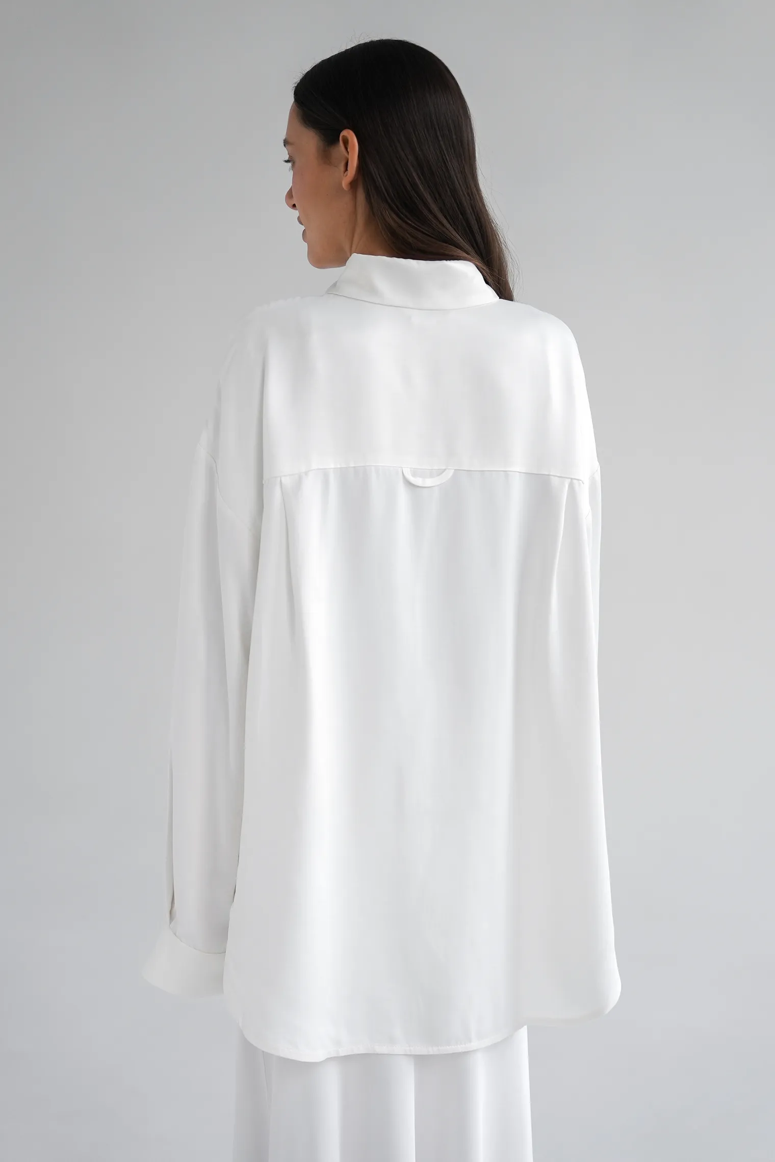 Рубашка свободного кроя с длинным рукавом белого цвета фото 4