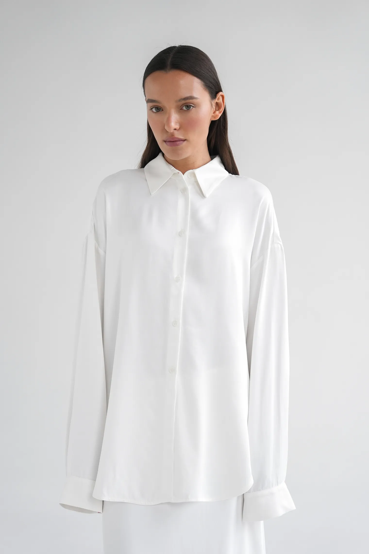 Рубашка свободного кроя с длинным рукавом белого цвета фото 6