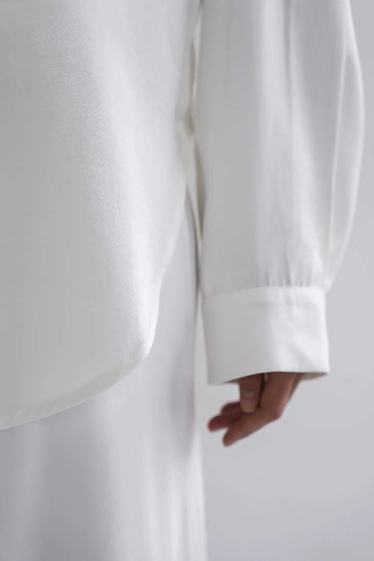 Рубашка свободного кроя с длинным рукавом белого цвета фото 8