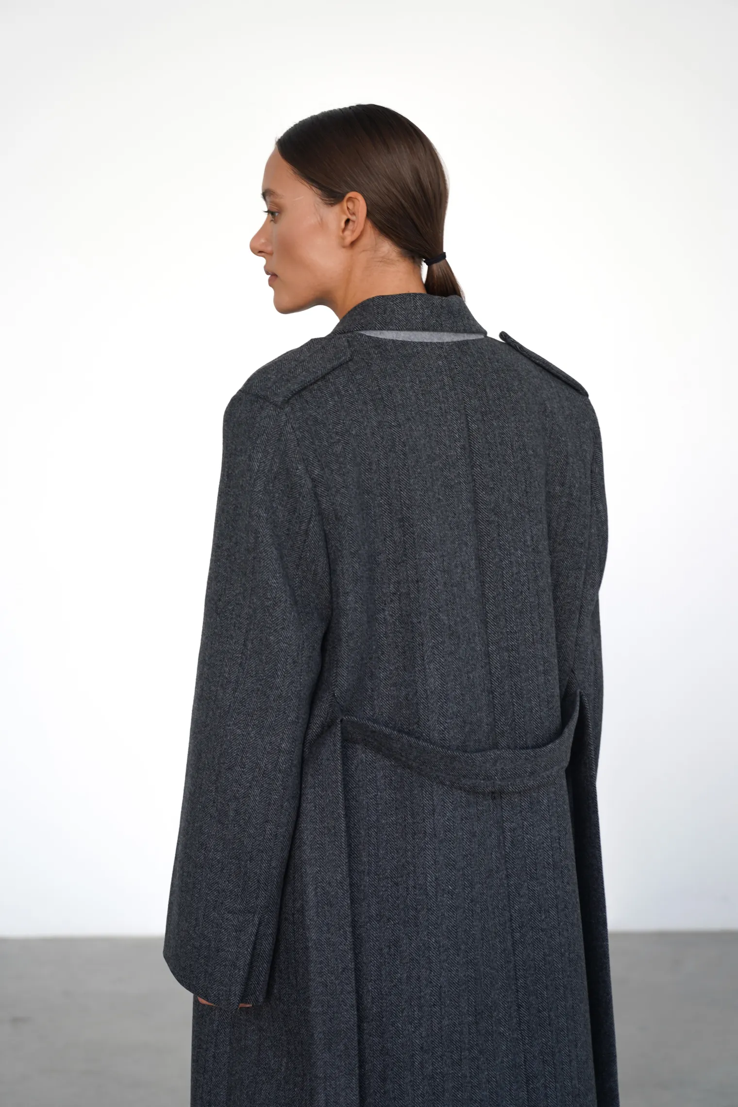 Пальто двубортное с втачным рукавом с поясом в цвете чёрный в ёлочку фото 6