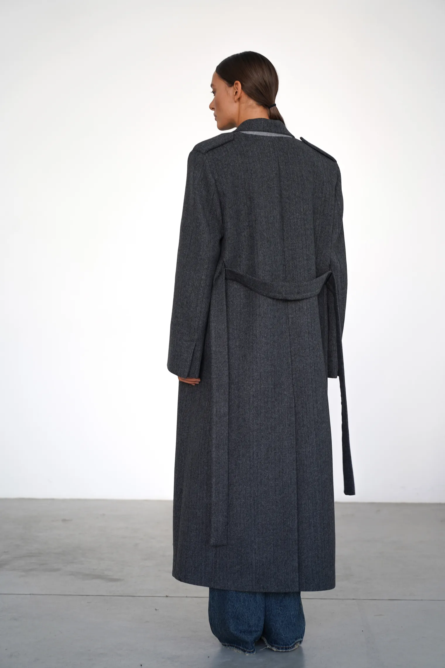 Пальто двубортное с втачным рукавом с поясом в цвете чёрный в ёлочку фото 4