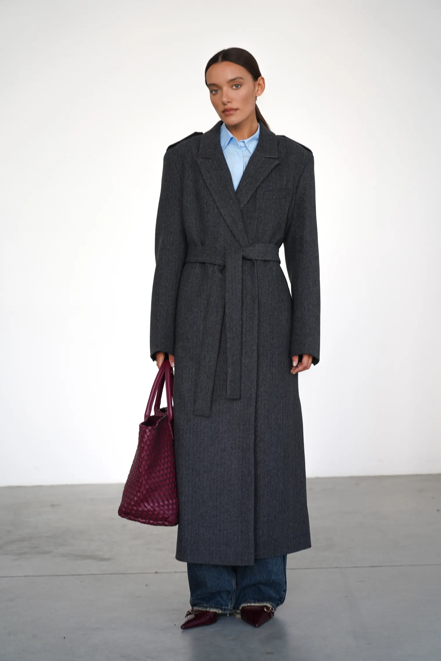 Пальто двубортное с втачным рукавом с поясом в цвете чёрный в ёлочку фото 1