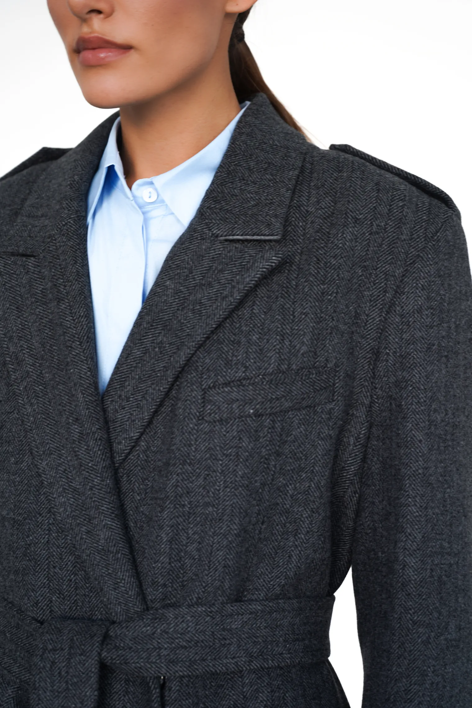 Пальто двубортное с втачным рукавом с поясом в цвете чёрный в ёлочку фото 2