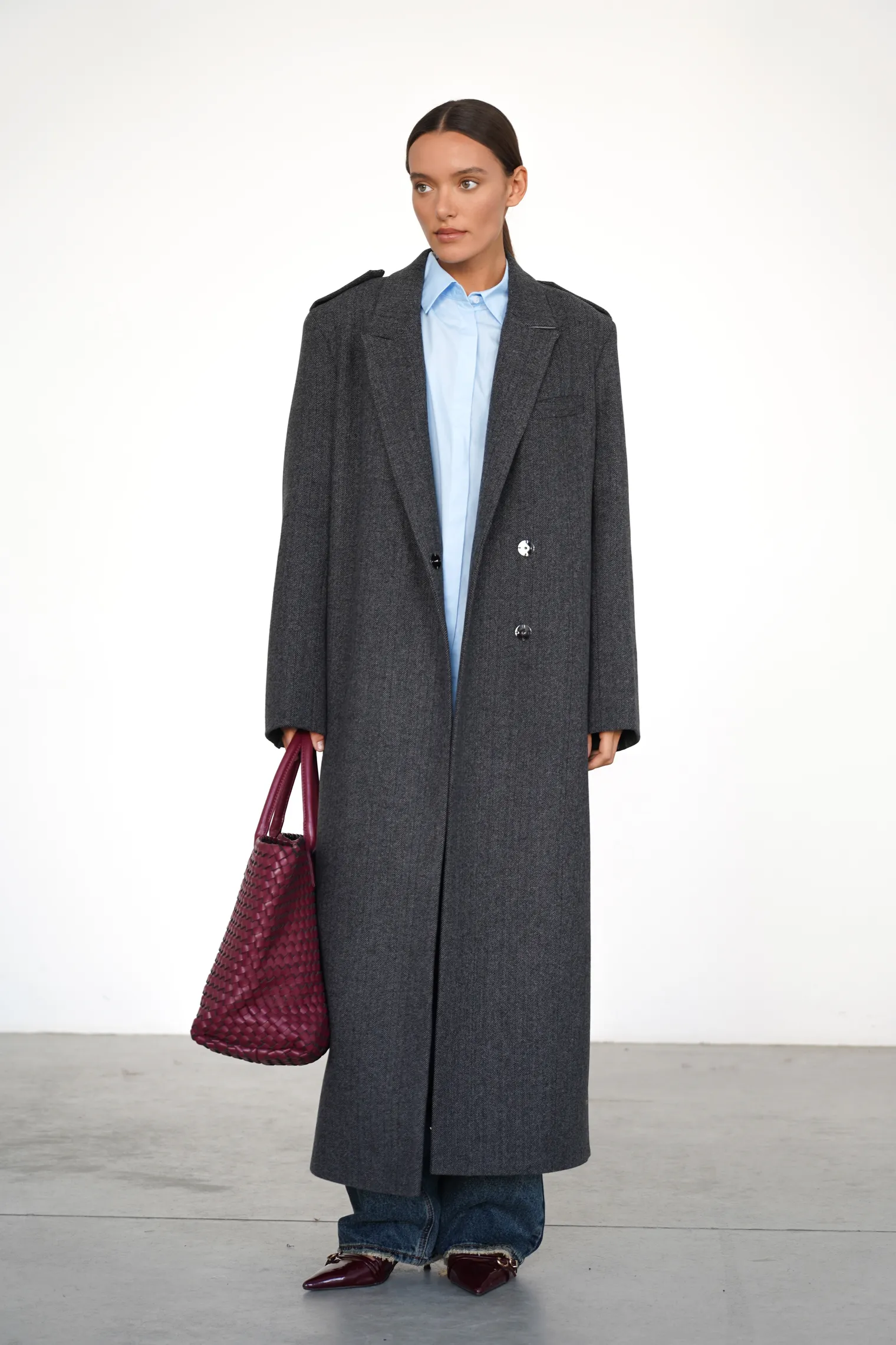 Пальто двубортное с втачным рукавом с поясом в цвете чёрный в ёлочку фото 3