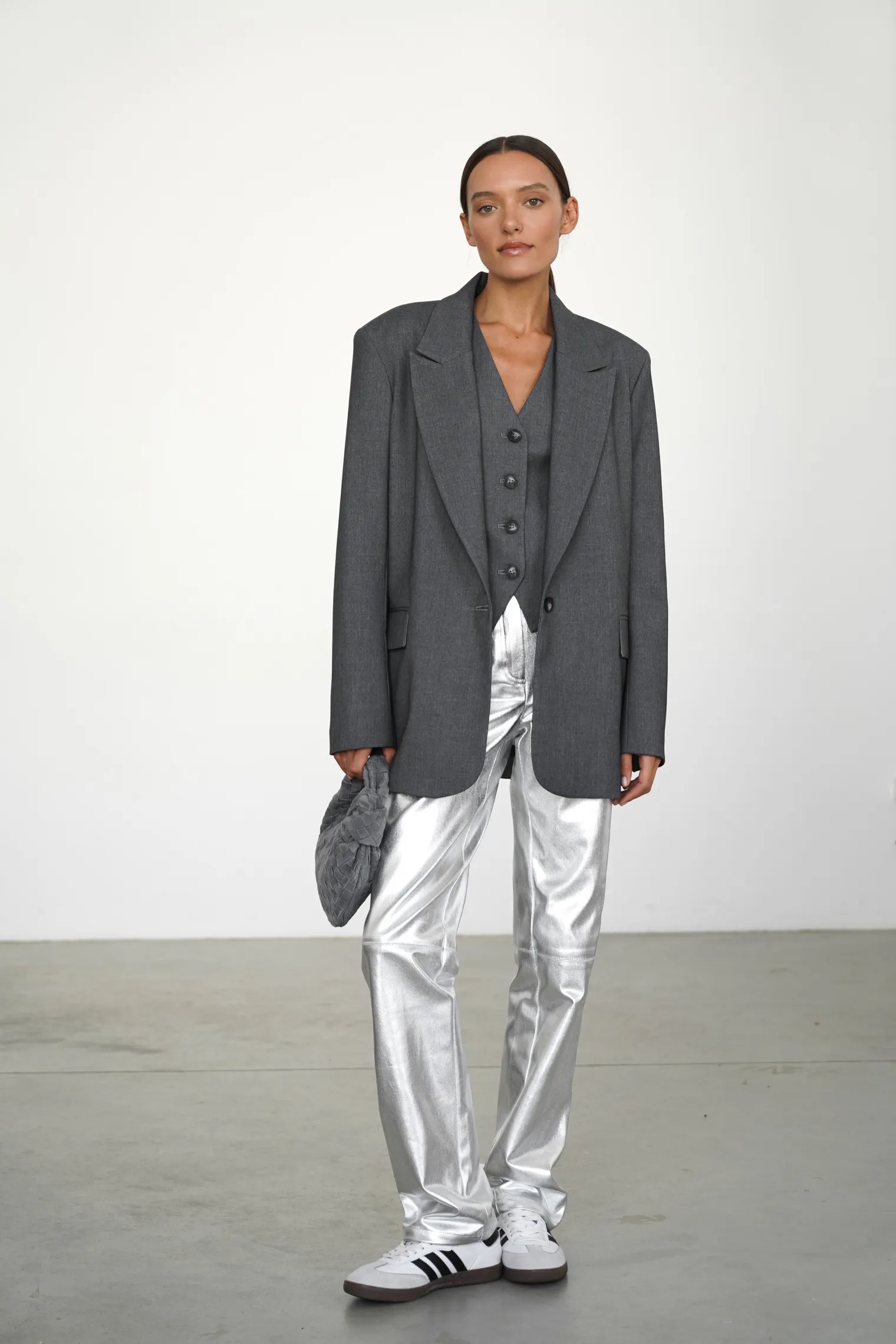 Брюки широкого кроя с завышенной талией стального цвета фото 1