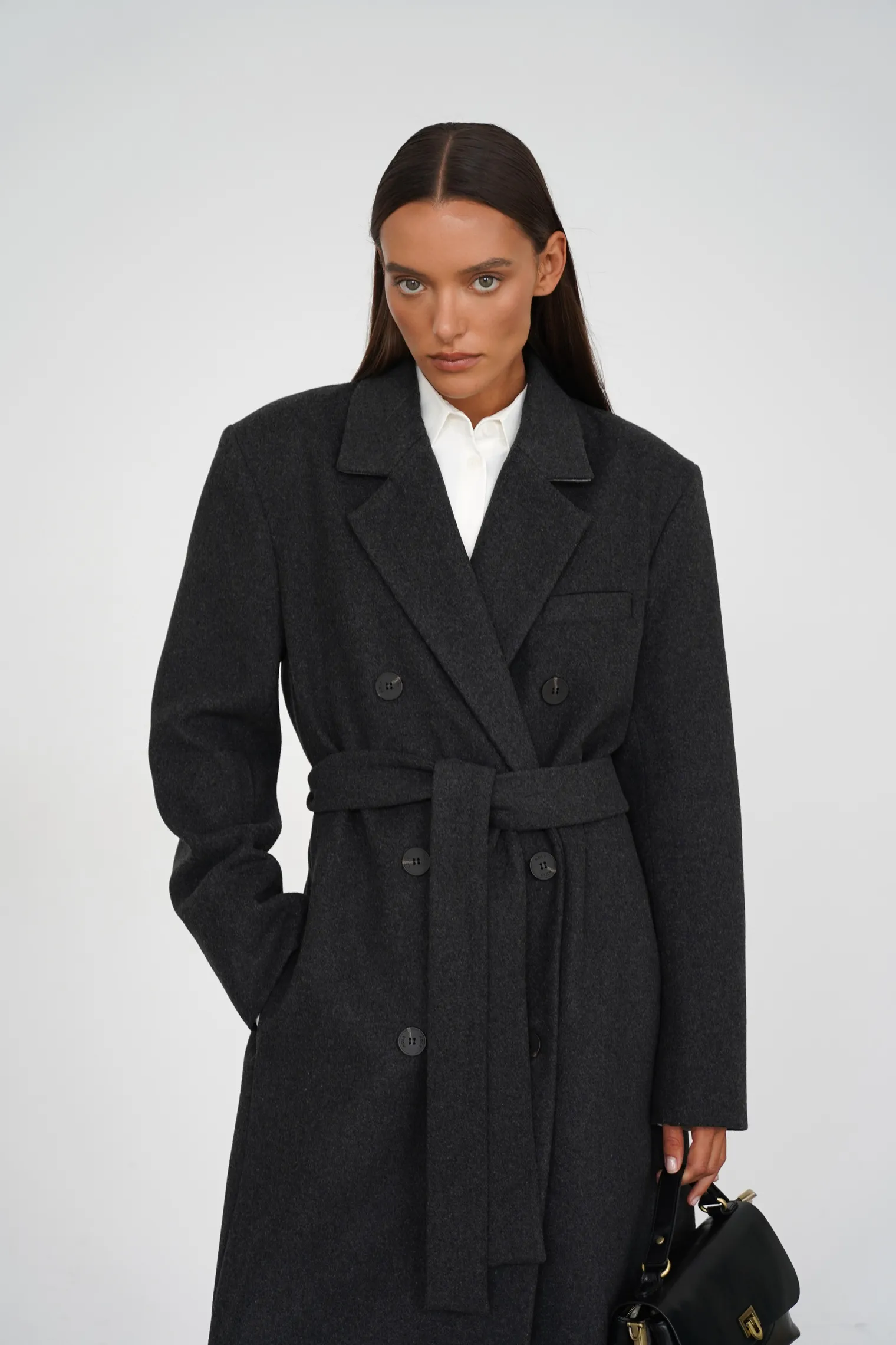 Пальто двубортное с втачным рукавом с поясом графитового цвета фото 2