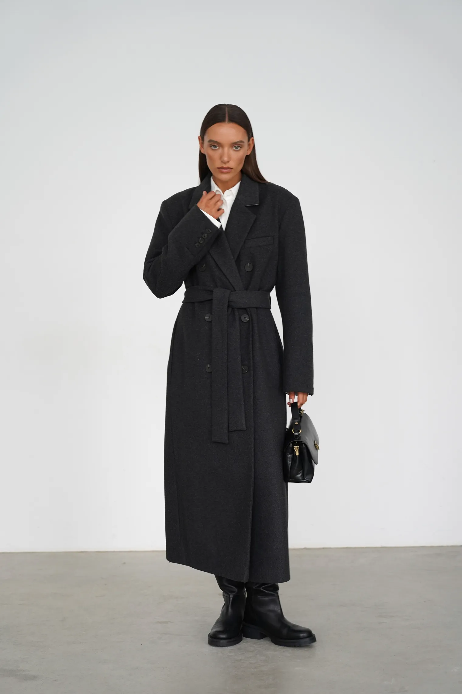 Пальто двубортное с втачным рукавом с поясом графитового цвета фото 1