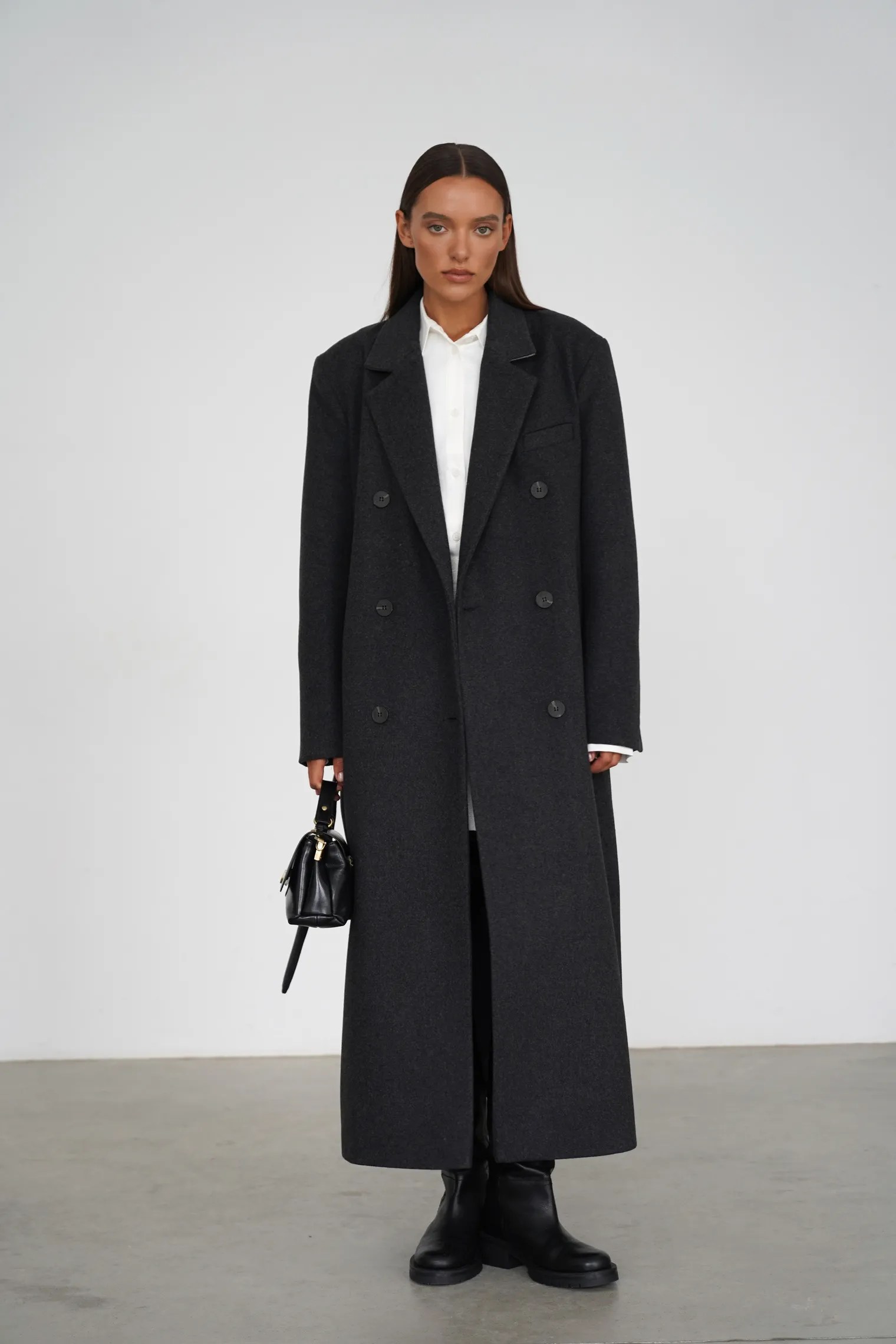 Пальто двубортное с втачным рукавом с поясом графитового цвета фото 3