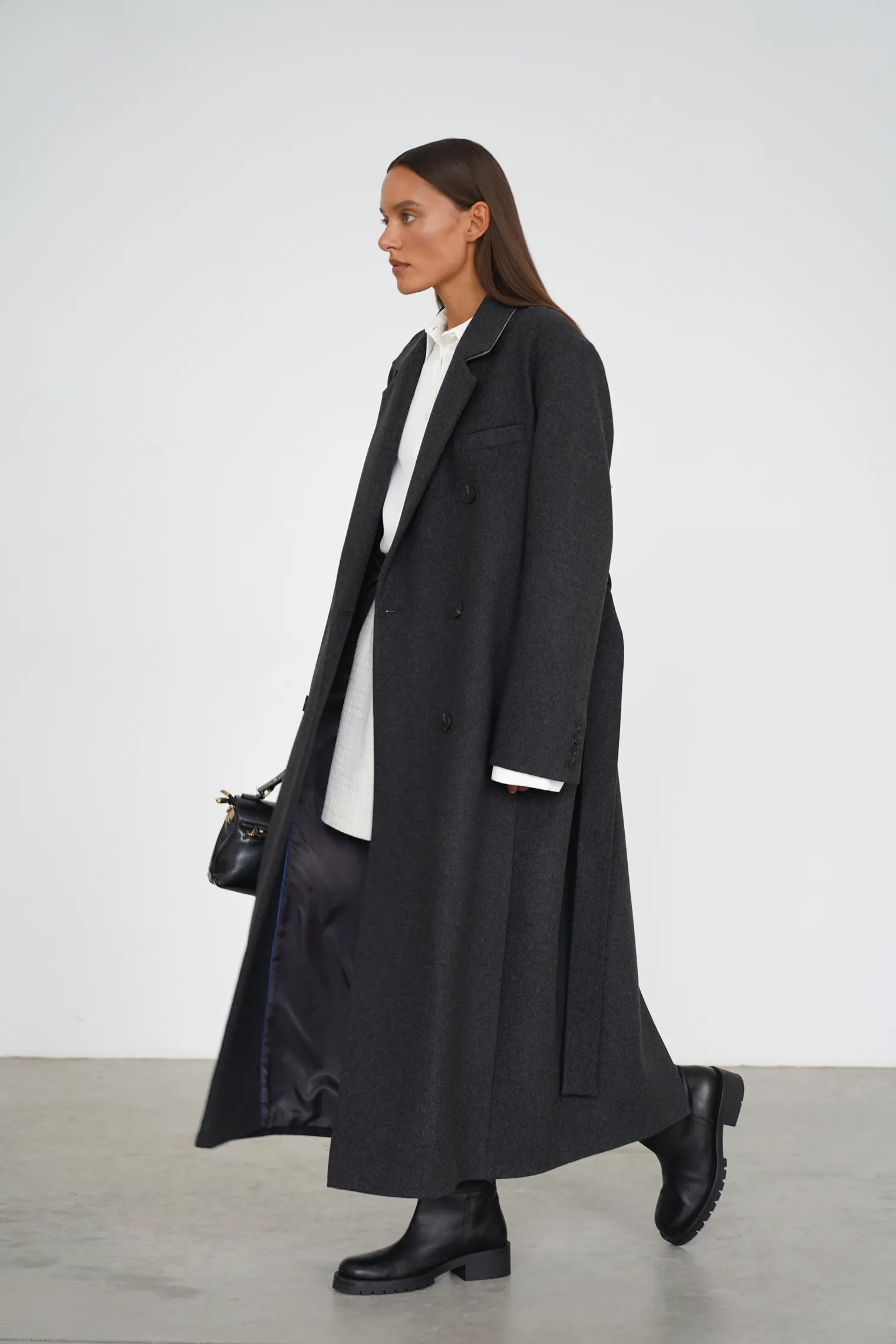 Пальто двубортное с втачным рукавом с поясом графитового цвета фото 5