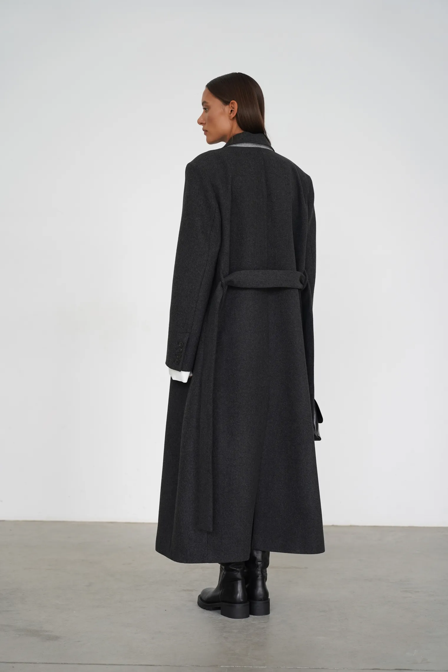 Пальто двубортное с втачным рукавом с поясом графитового цвета фото 4