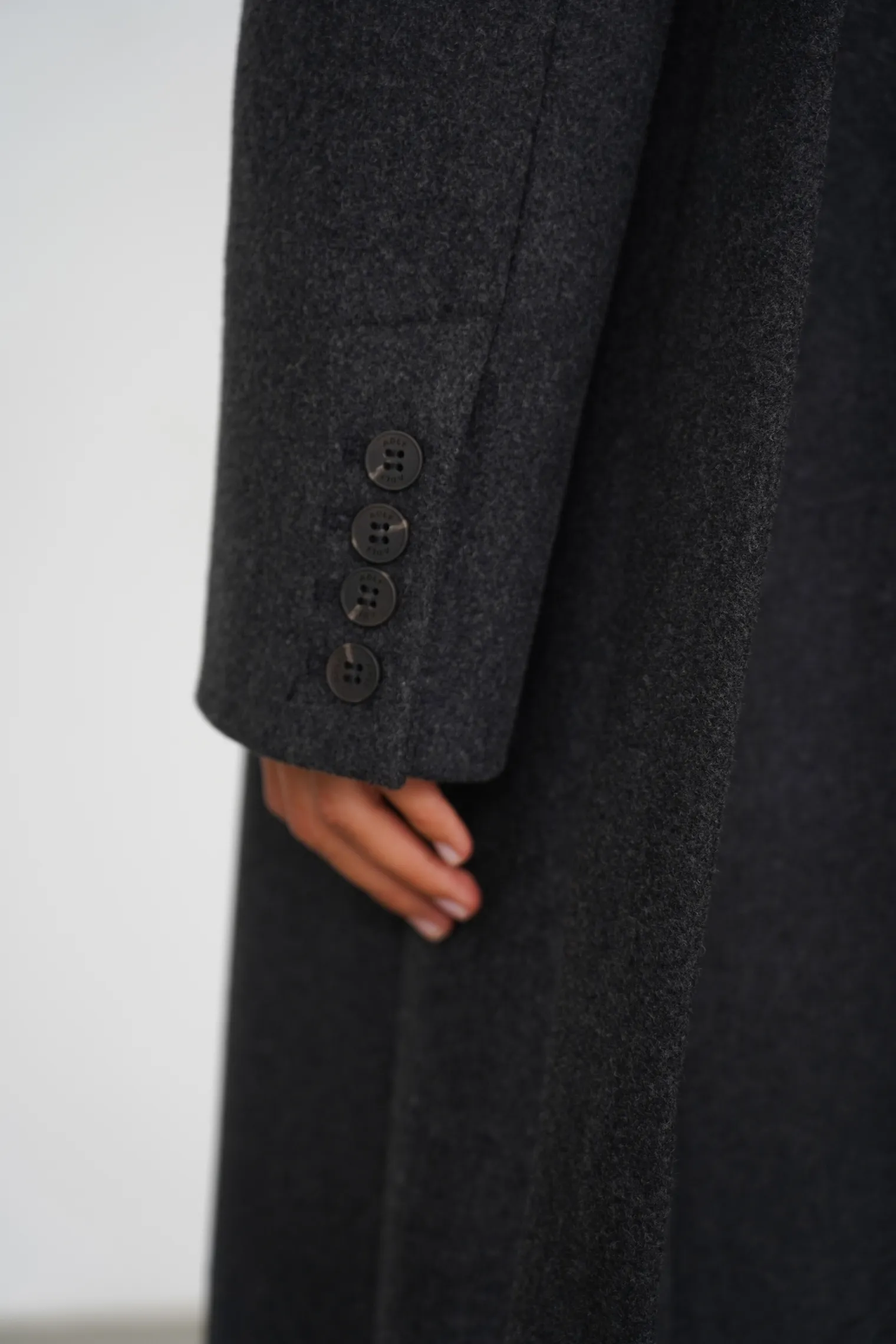Пальто двубортное с втачным рукавом с поясом графитового цвета фото 7