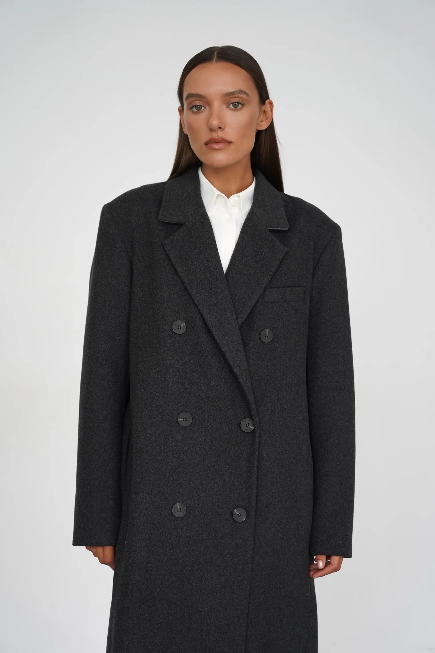 Пальто двубортное с втачным рукавом с поясом графитового цвета фото 6