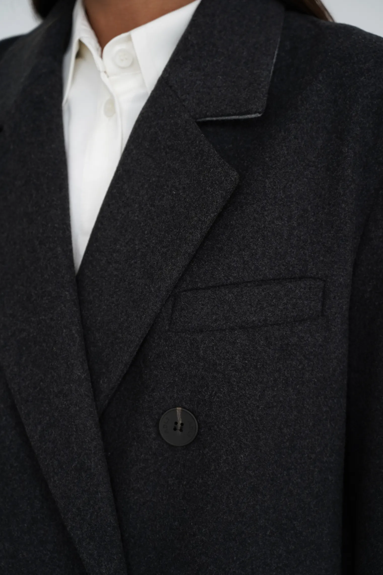 Пальто двубортное с втачным рукавом с поясом графитового цвета фото 8