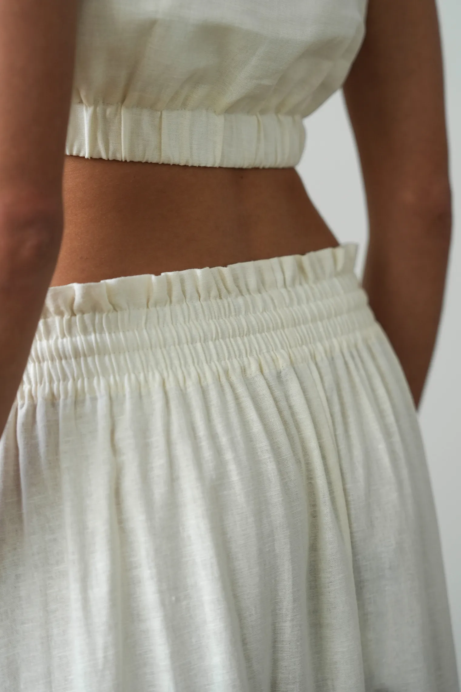 Юбка широкого кроя с разрезами цвета тофу фото 2