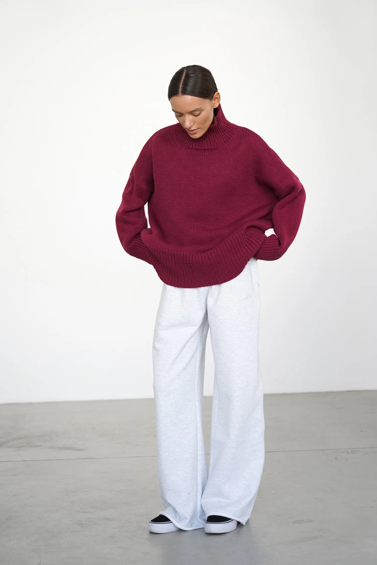 Джемпер крупной вязки с высоким воротником винного цвета фото 6