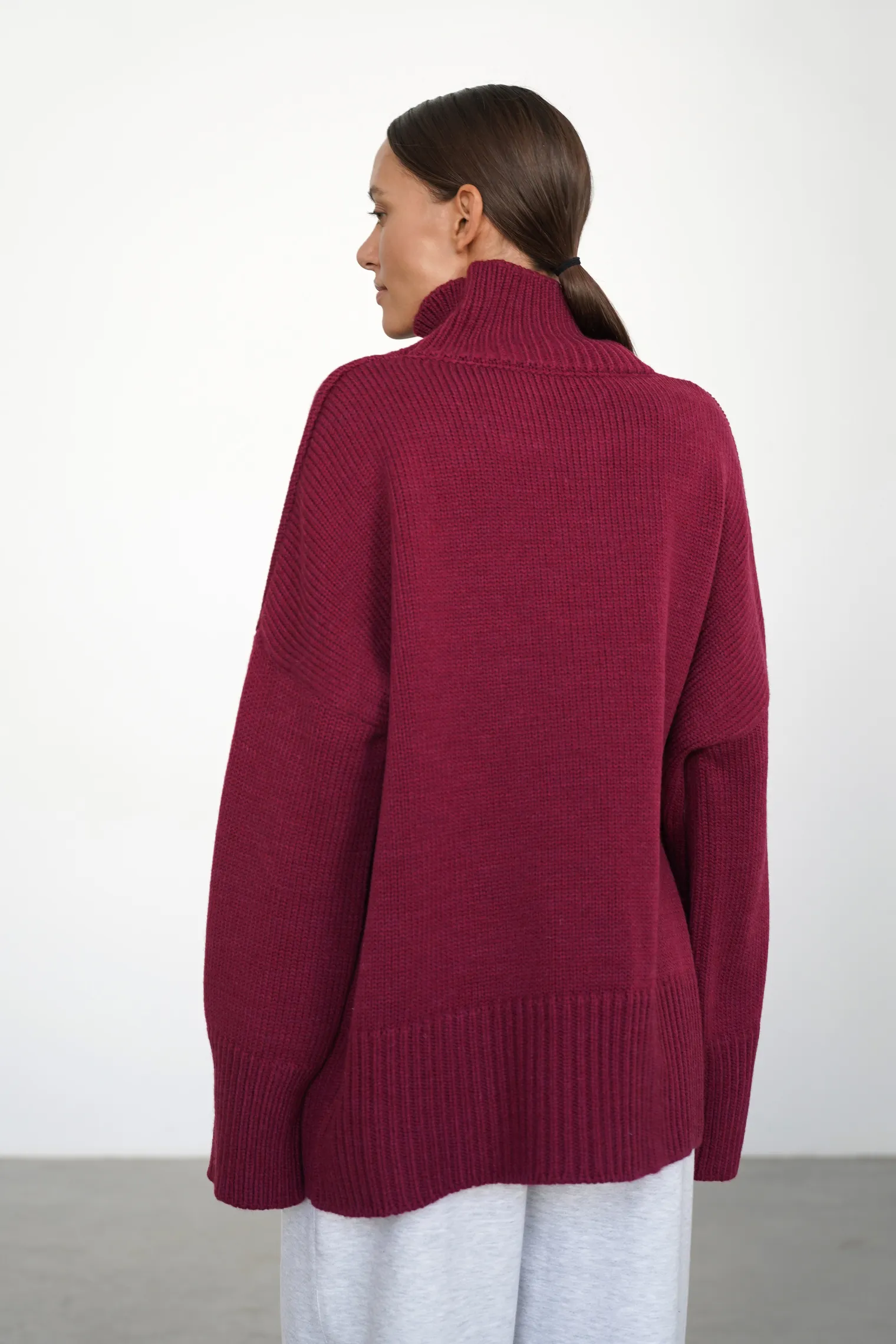 Джемпер крупной вязки с высоким воротником винного цвета фото 4