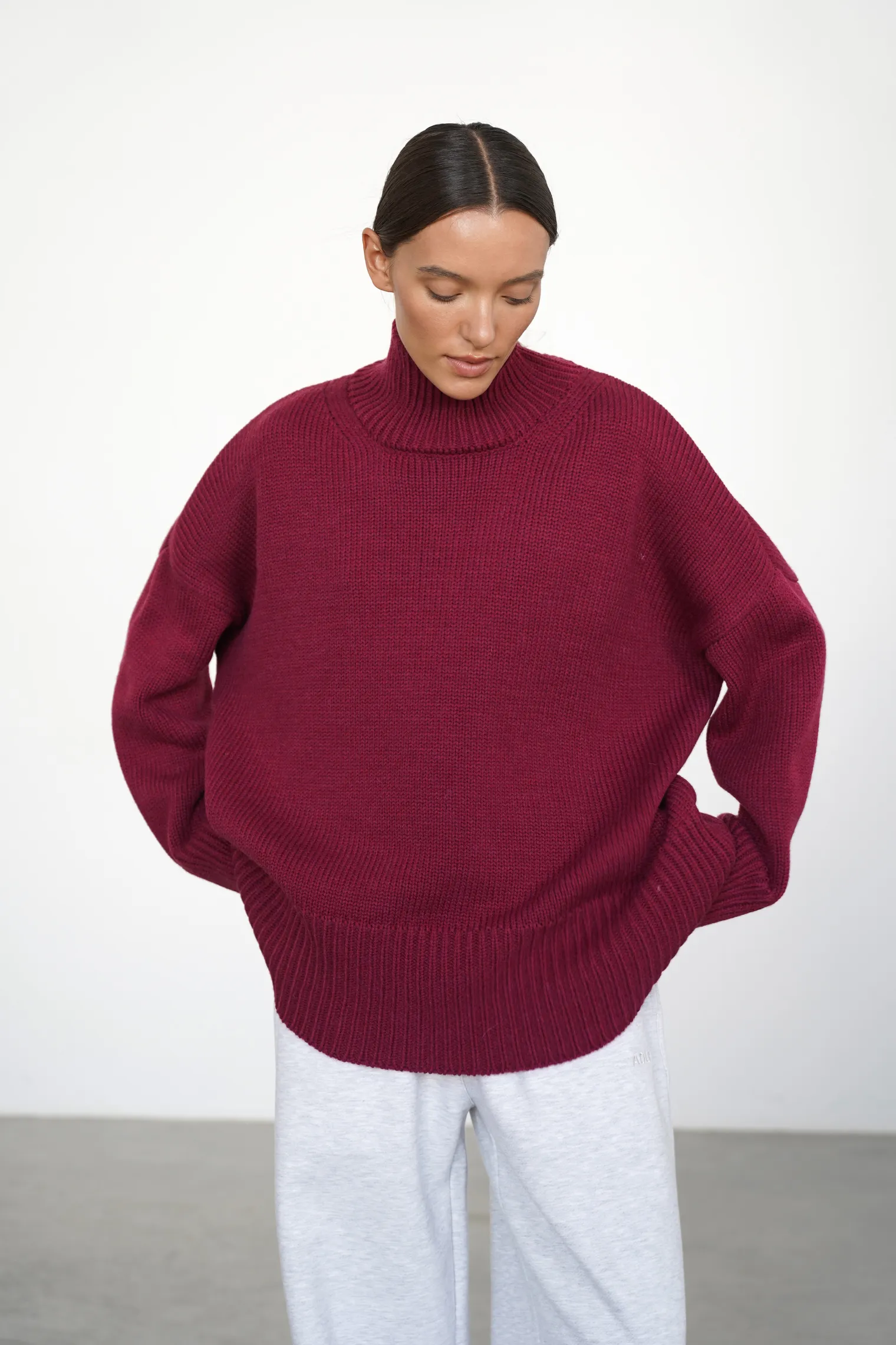 Джемпер крупной вязки с высоким воротником винного цвета фото 1