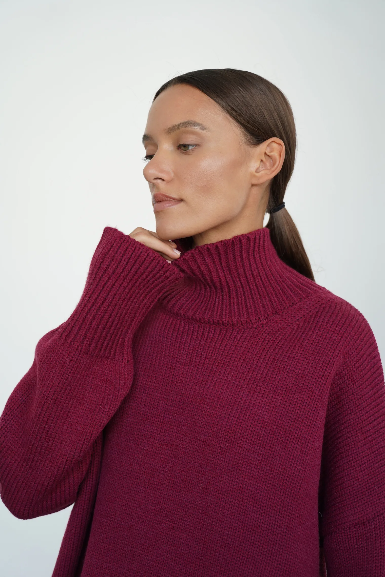 Джемпер крупной вязки с высоким воротником винного цвета фото 2