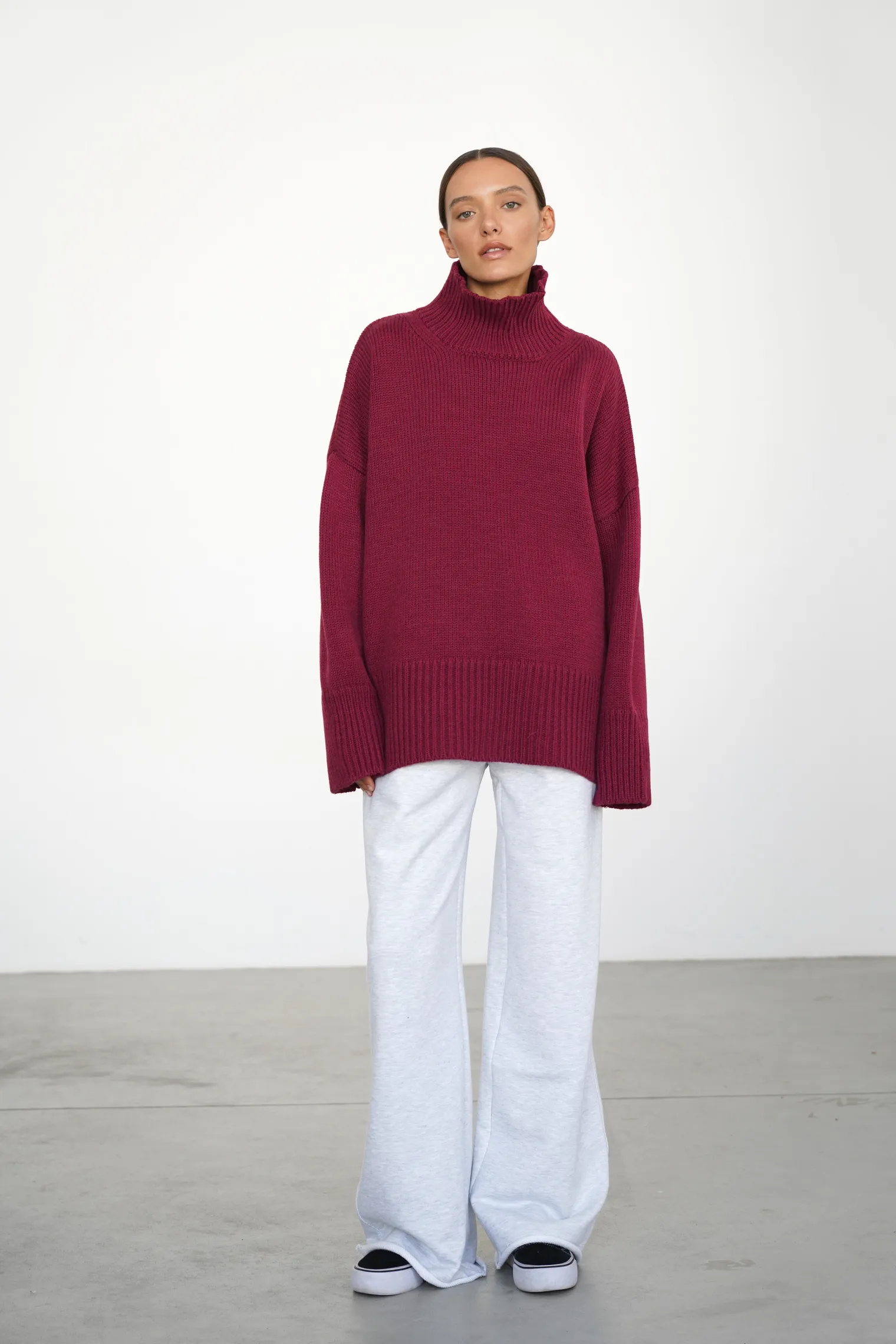 Джемпер крупной вязки с высоким воротником винного цвета фото 3