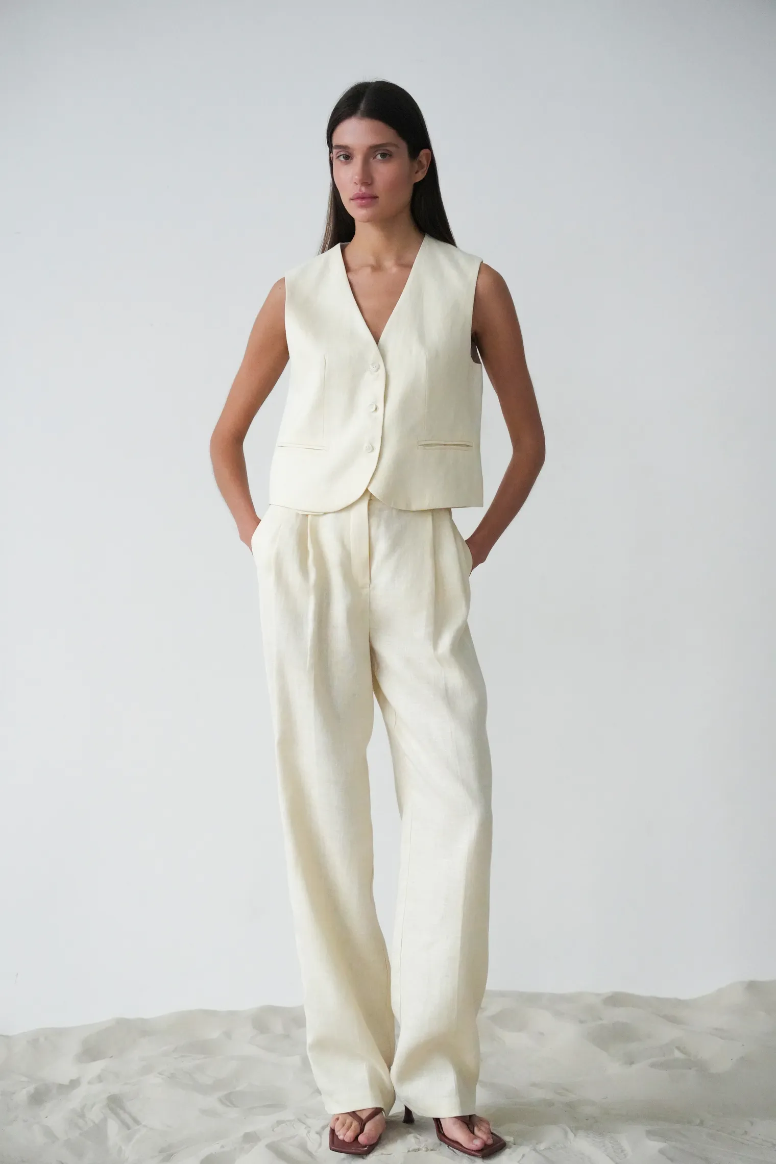 Однобортный жилет с пуговицами изо льна цвета тофу фото 5