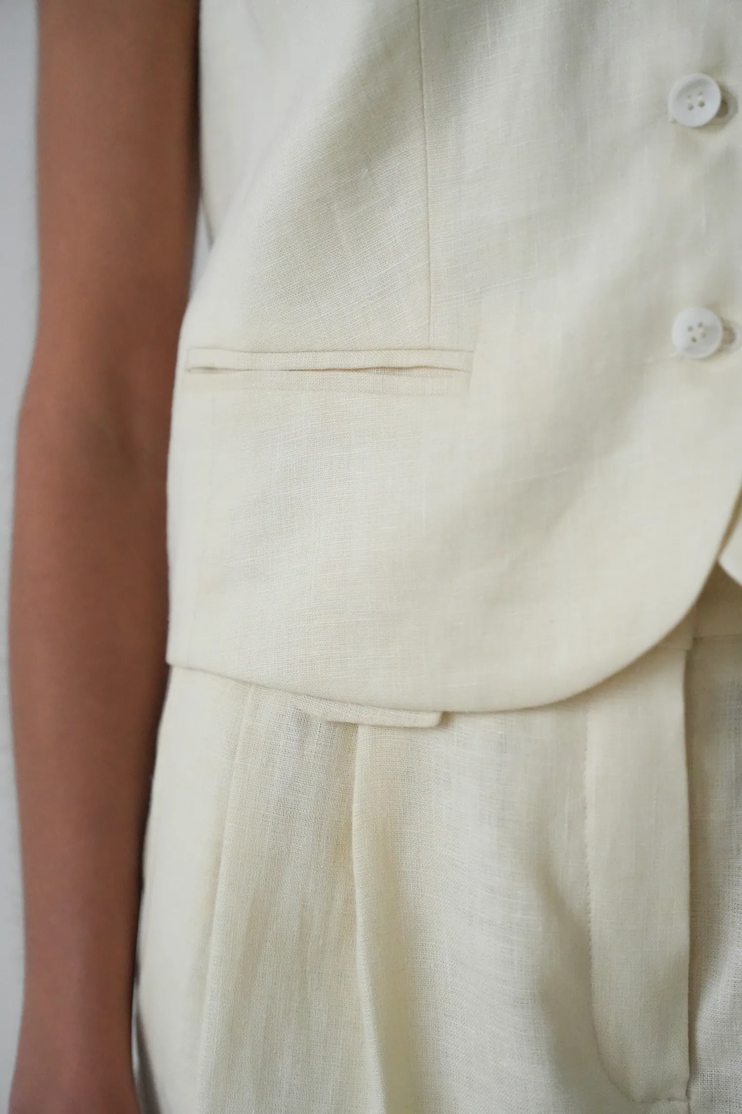 Однобортный жилет с пуговицами изо льна цвета тофу фото 2