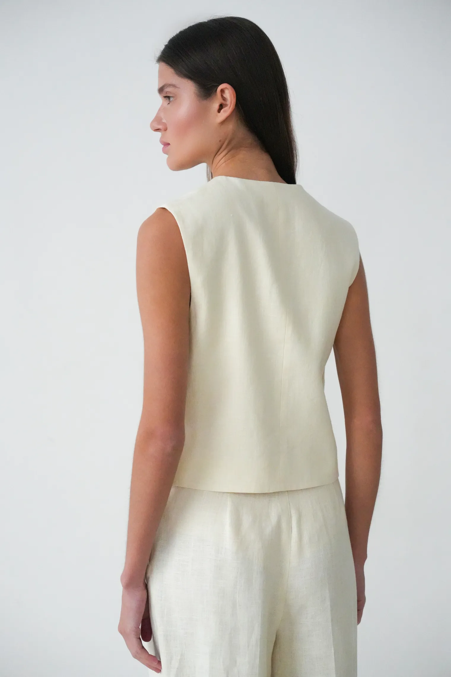 Однобортный жилет с пуговицами изо льна цвета тофу фото 4