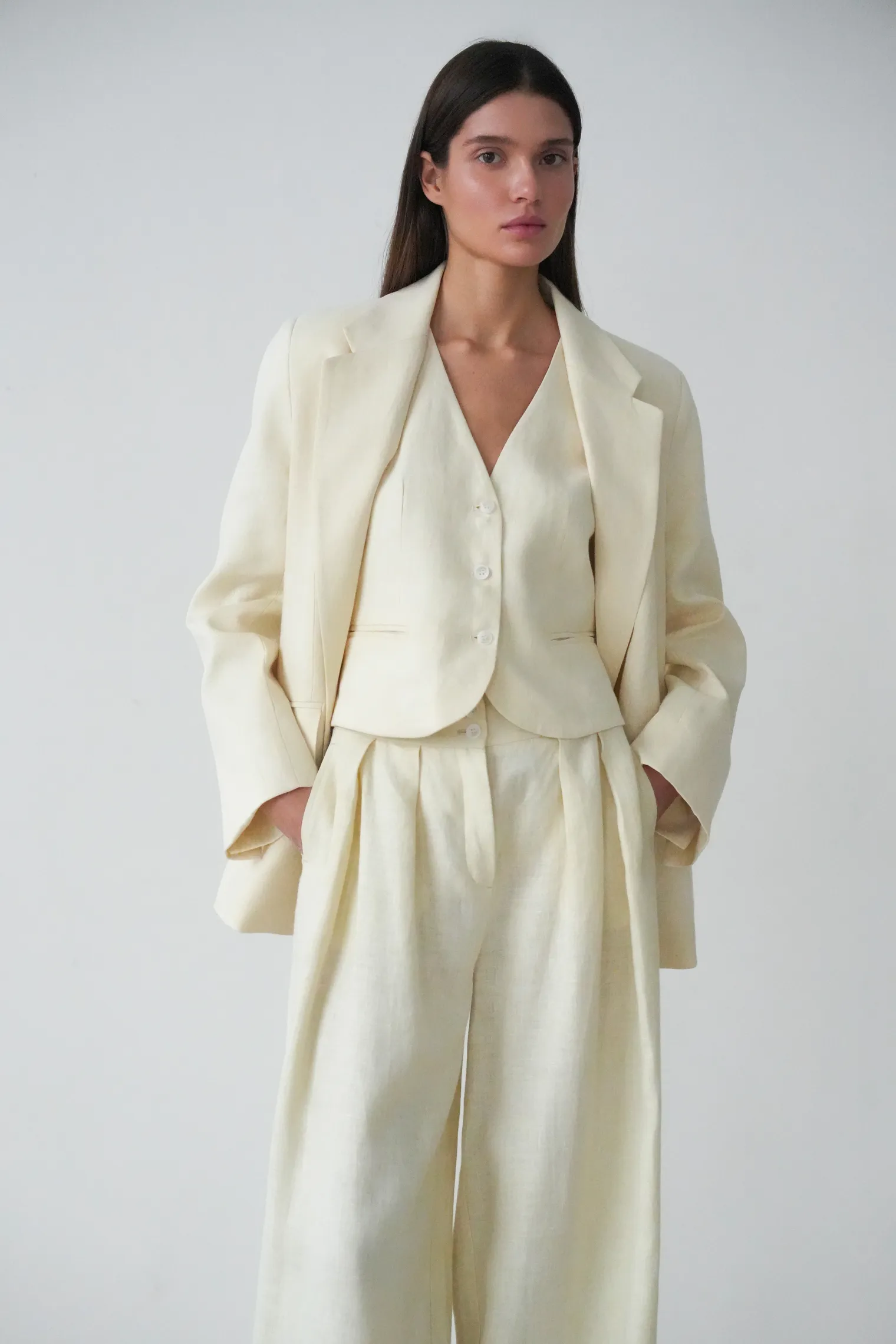 Однобортный жилет с пуговицами изо льна цвета тофу фото 7