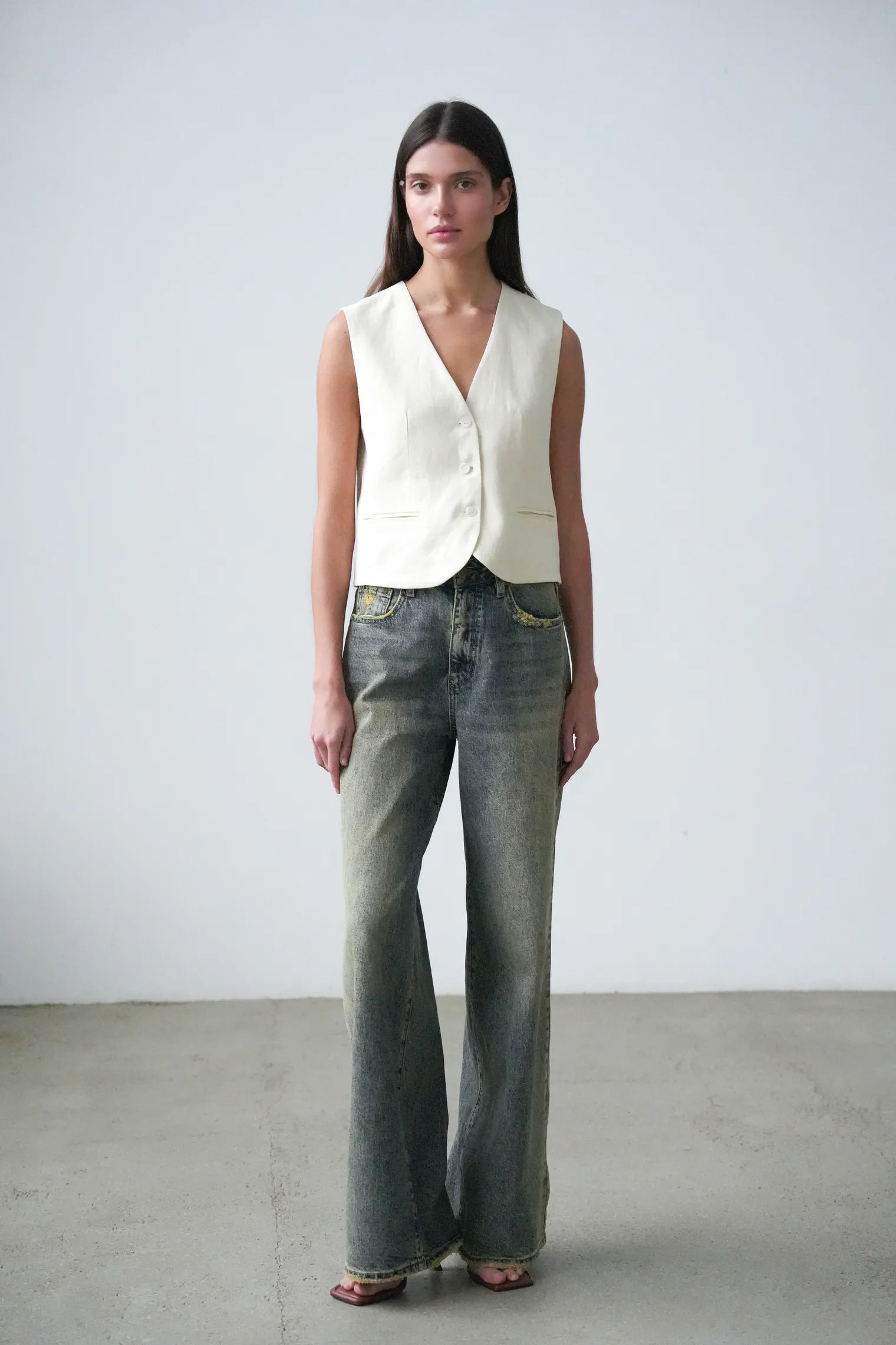 Однобортный жилет с пуговицами изо льна цвета тофу фото 8