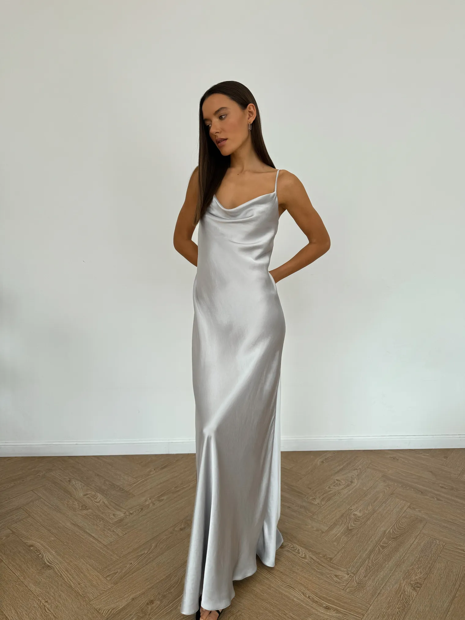 Платье-комбинация из струящейся ткани стального цвета фото 5