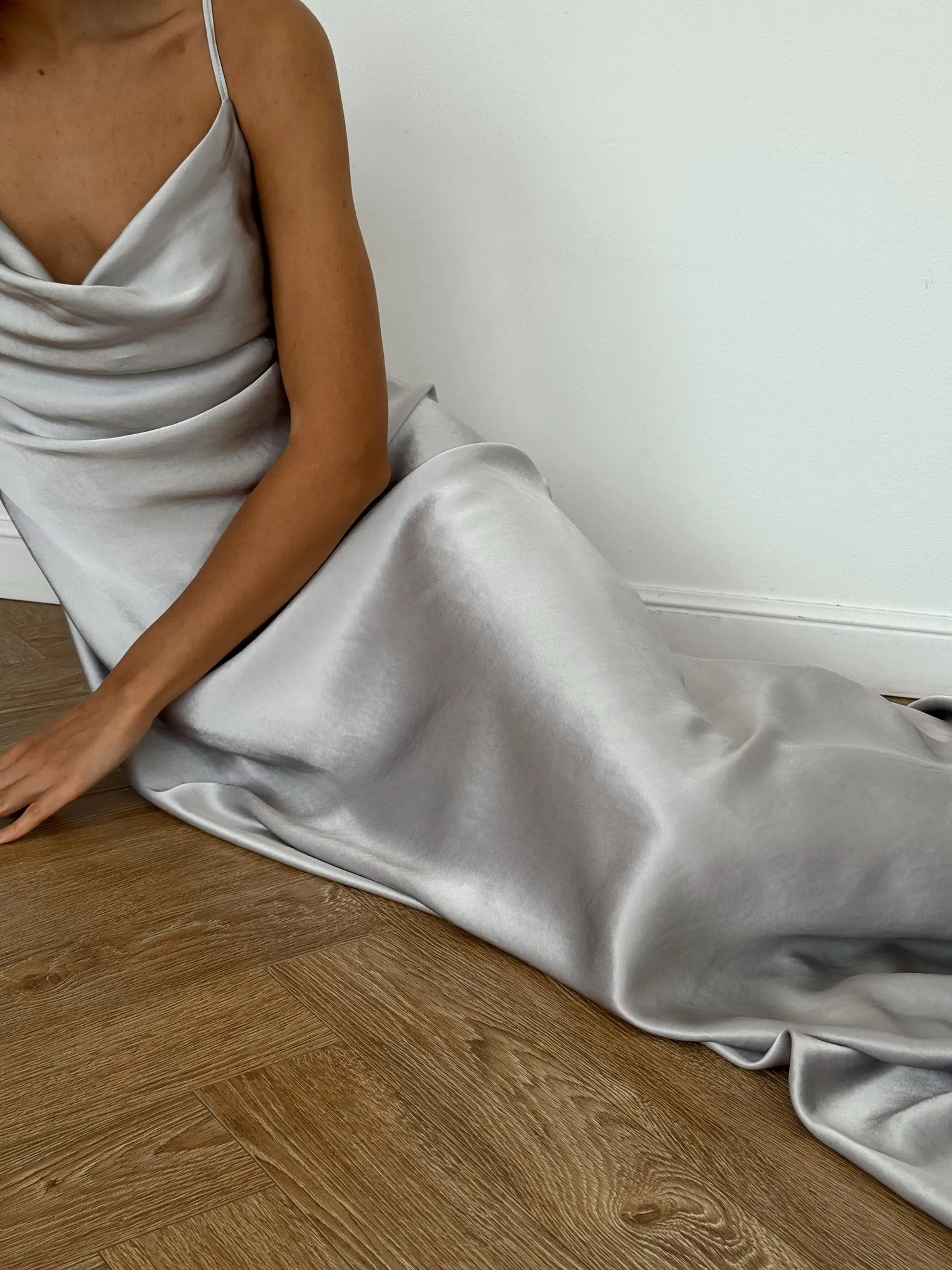 Платье-комбинация из струящейся ткани стального цвета фото 4