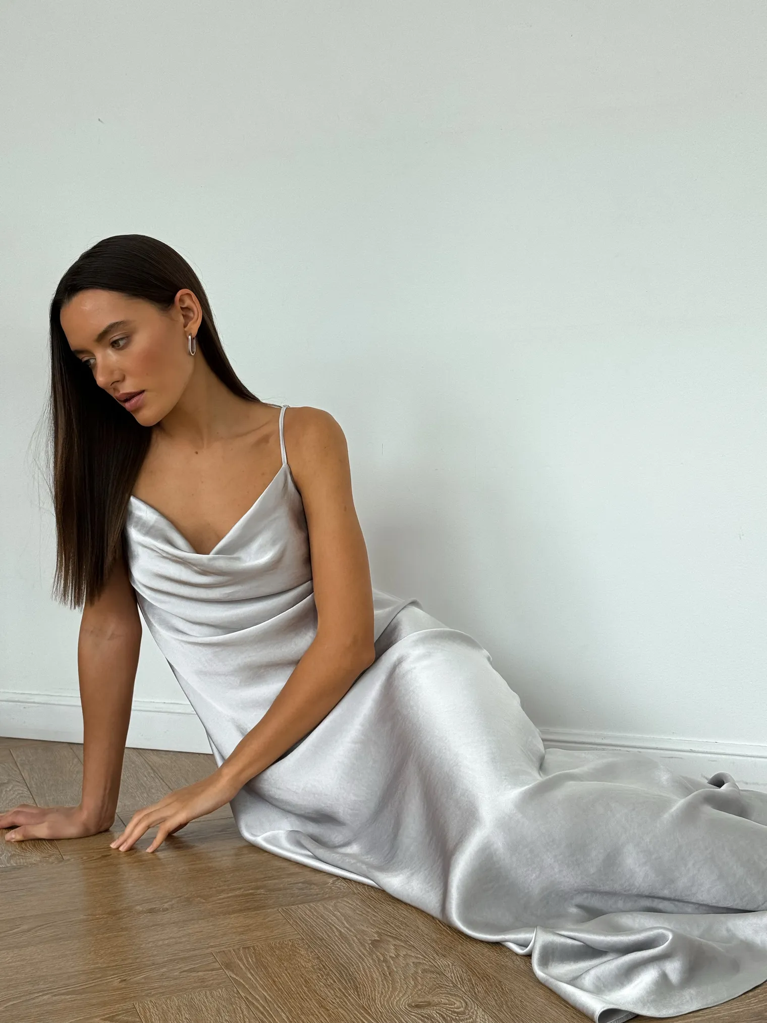 Платье-комбинация из струящейся ткани стального цвета фото 8