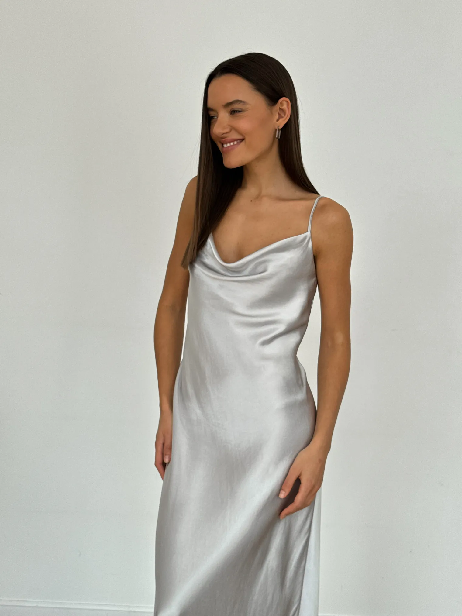 Платье-комбинация из струящейся ткани стального цвета фото 7