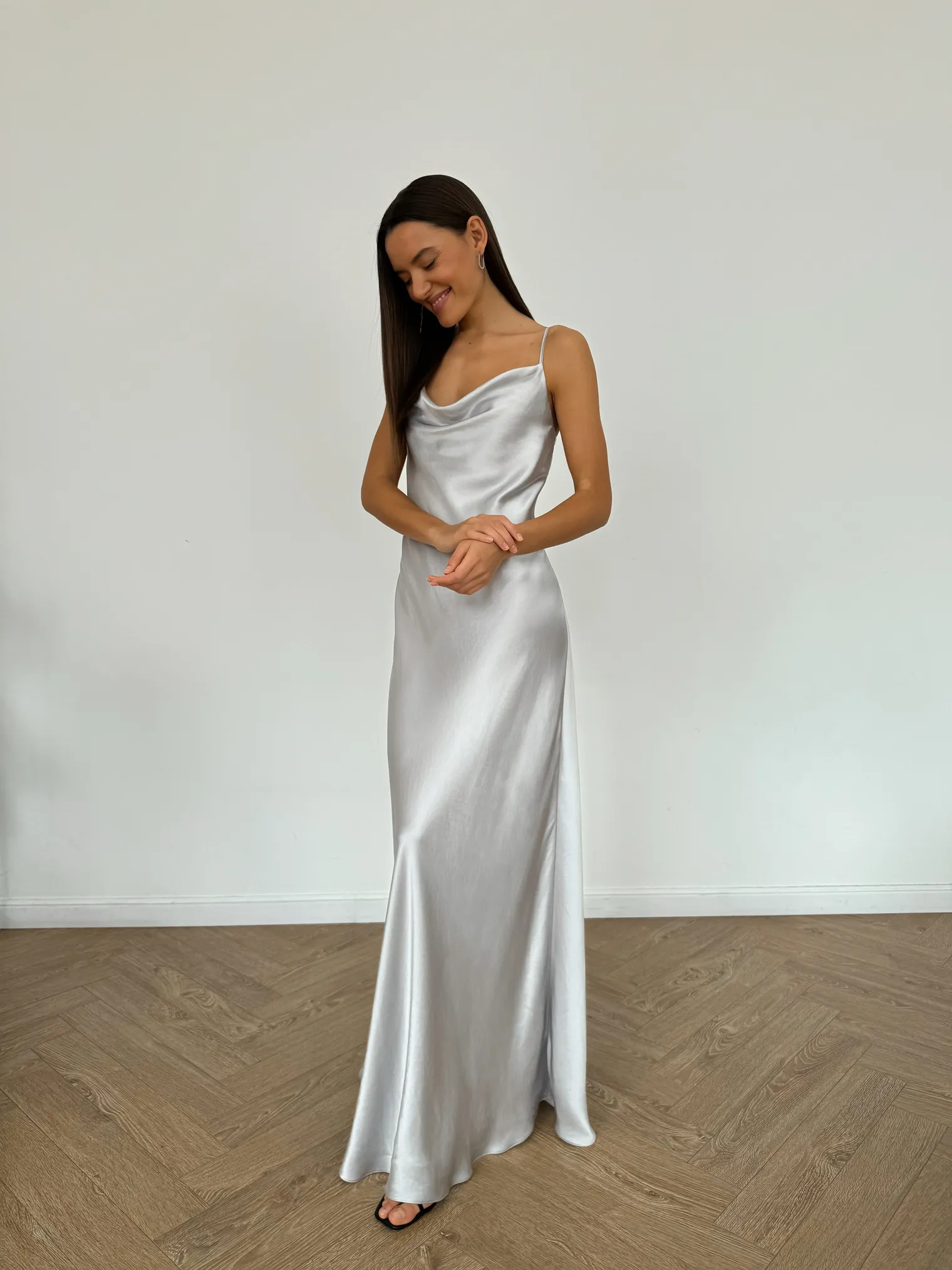 Платье-комбинация из струящейся ткани стального цвета фото 2