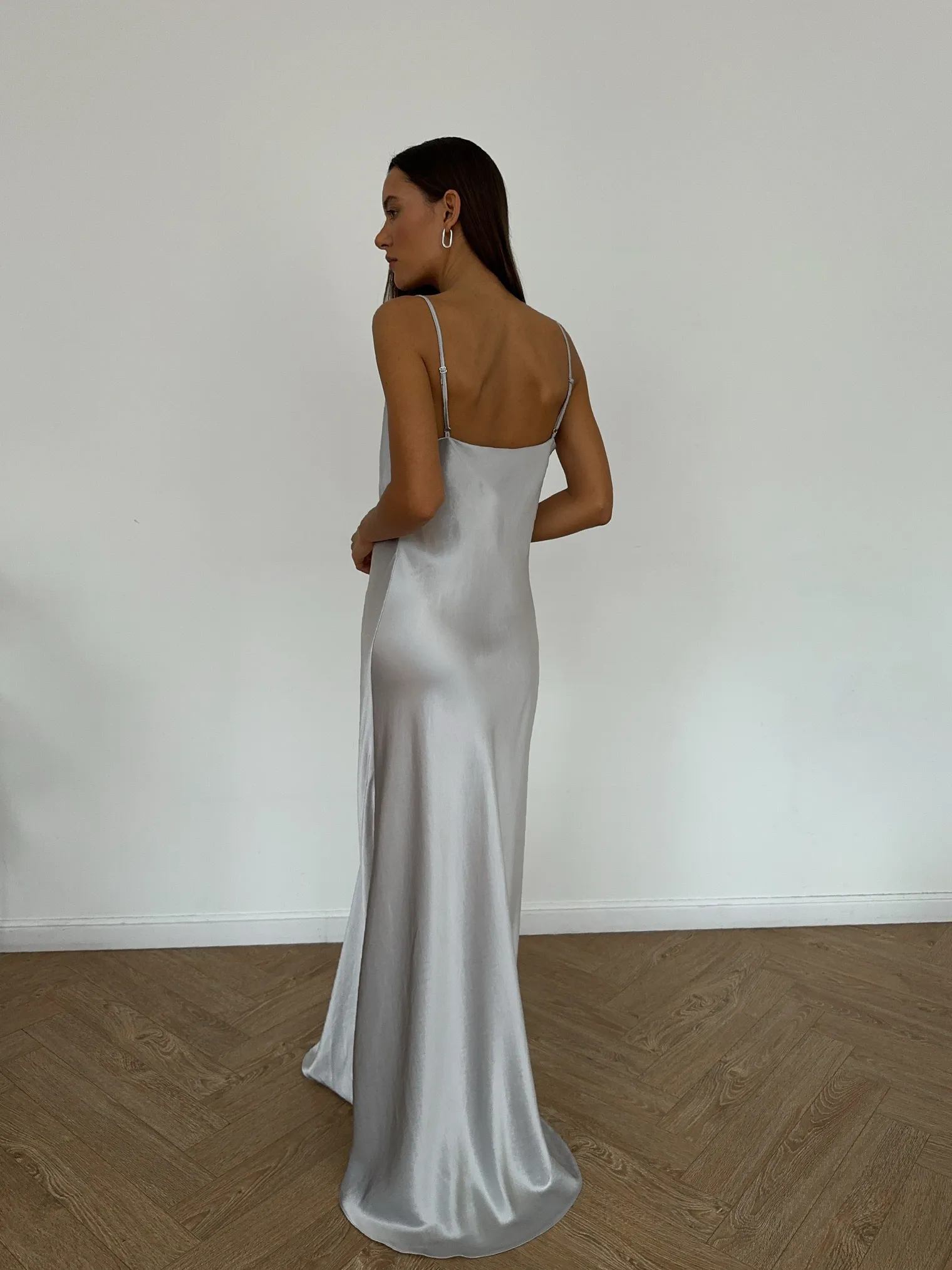 Платье-комбинация из струящейся ткани стального цвета фото 6