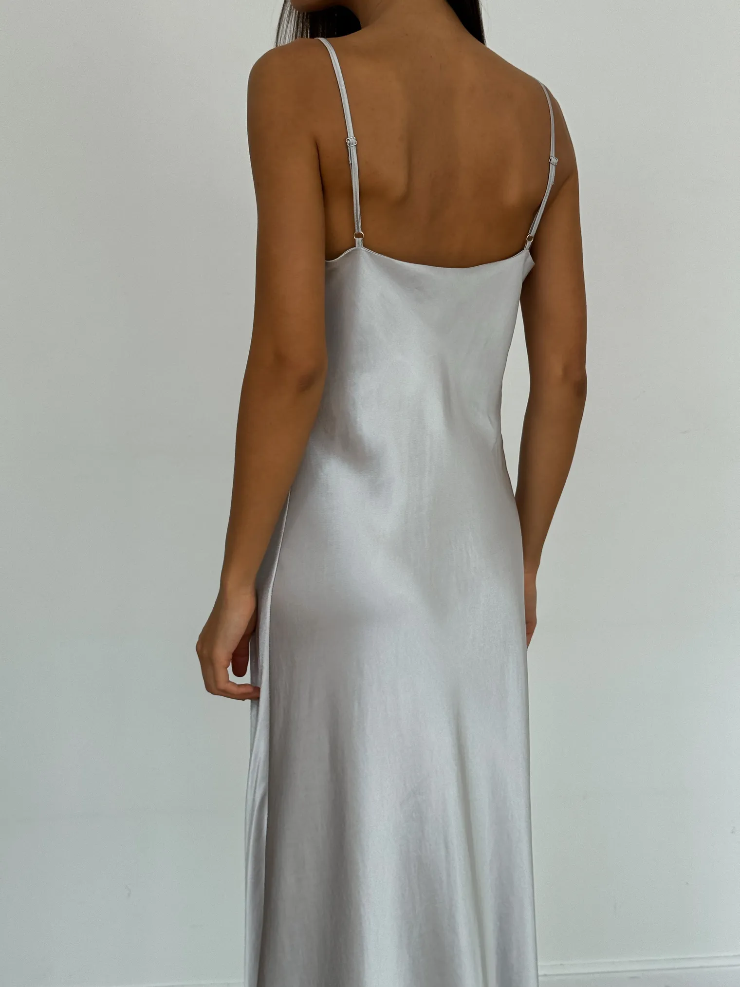 Платье-комбинация из струящейся ткани стального цвета фото 9