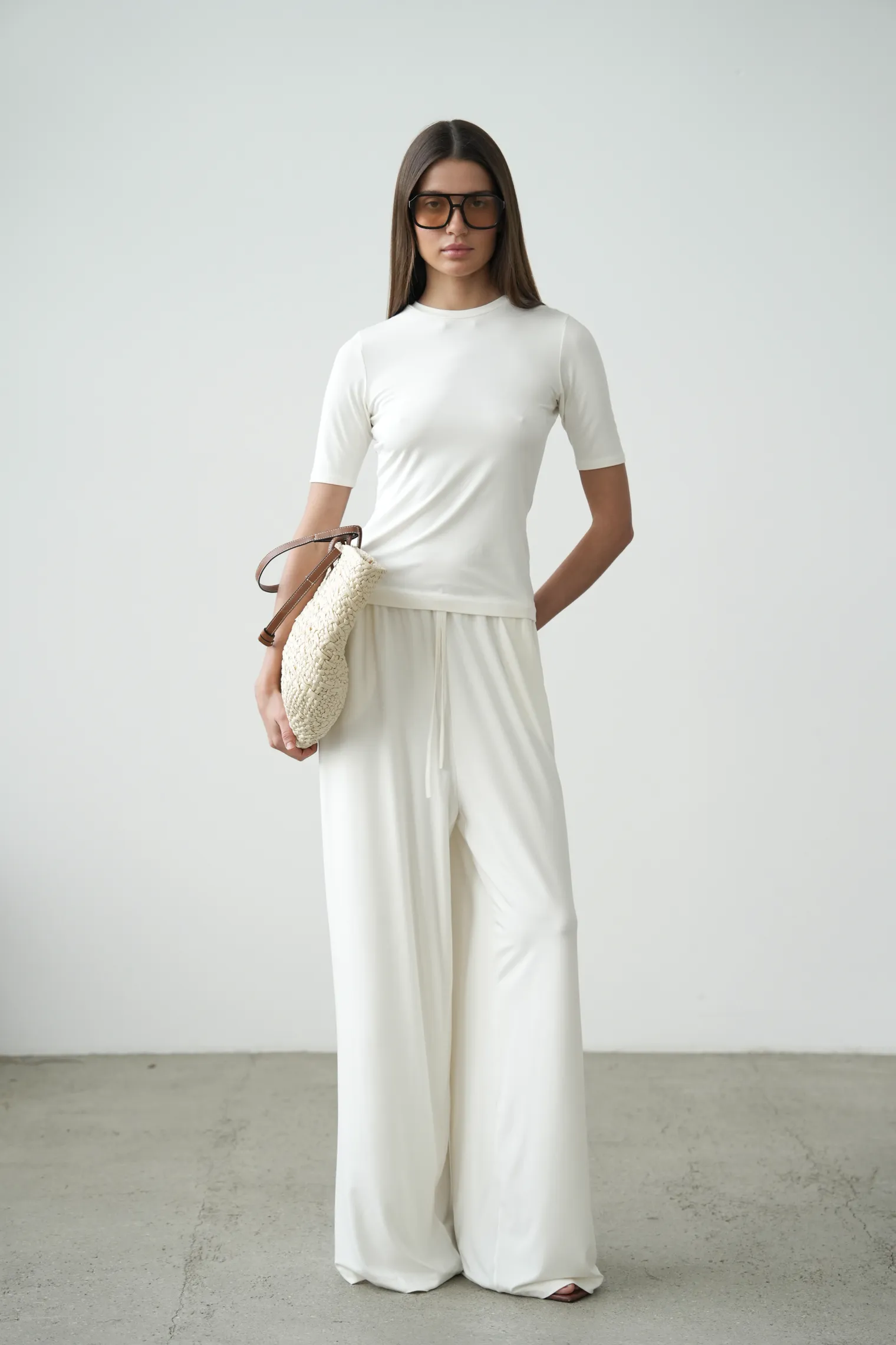 Брюки из тонкого трикотажа цвета тофу фото 1