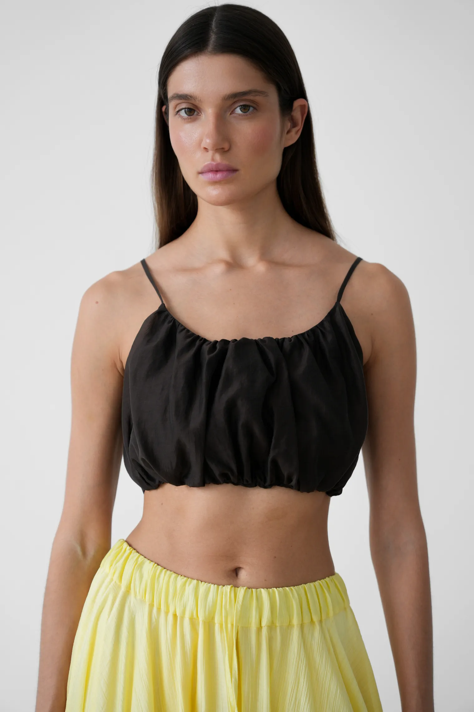 Топ укороченный из прозрачной ткани цвета горький шоколад фото 6