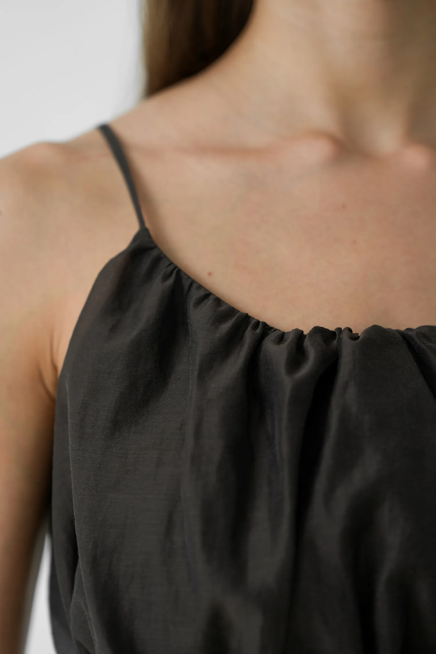 Топ укороченный из прозрачной ткани цвета горький шоколад фото 2